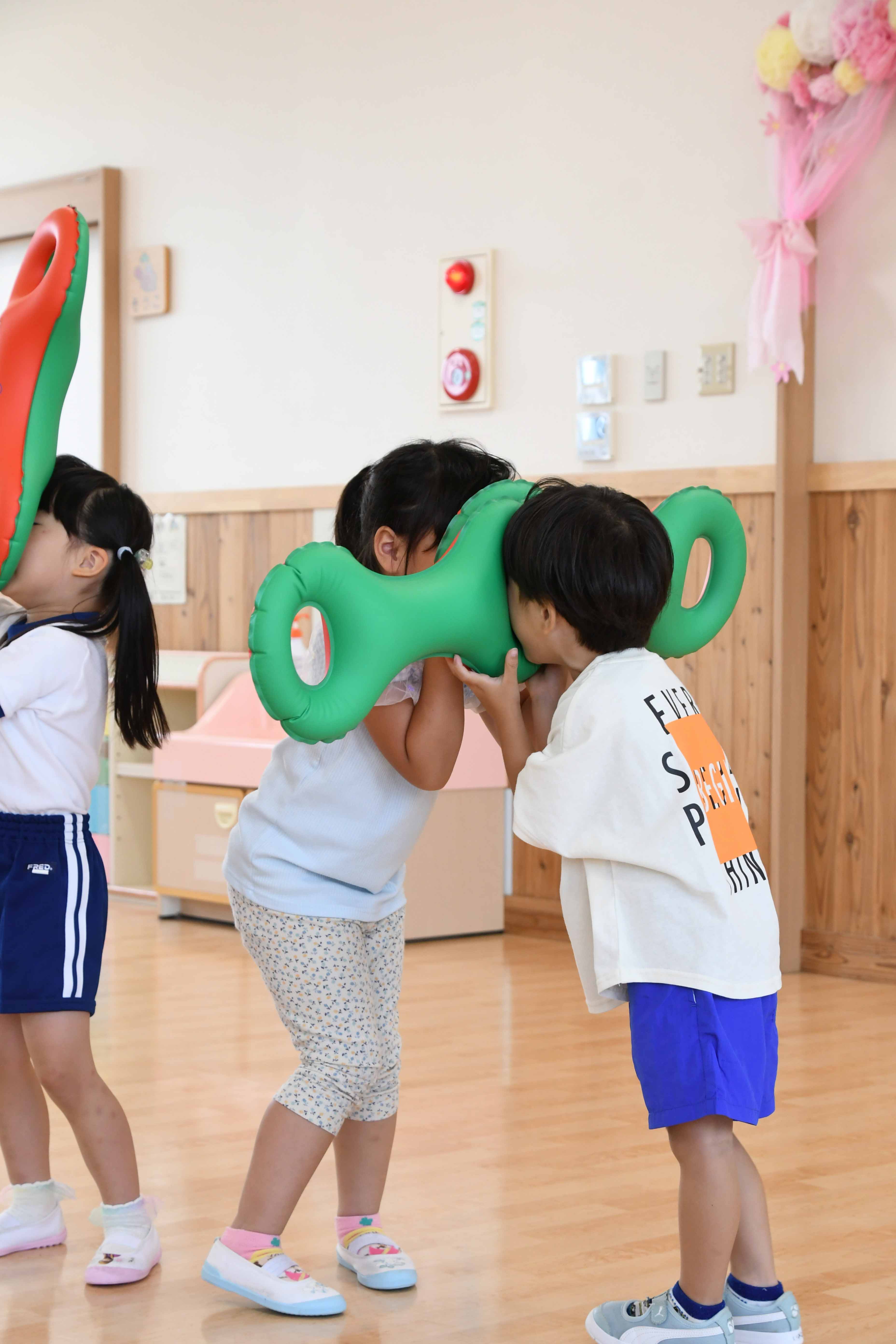 ベルで遊ぶ園児たち