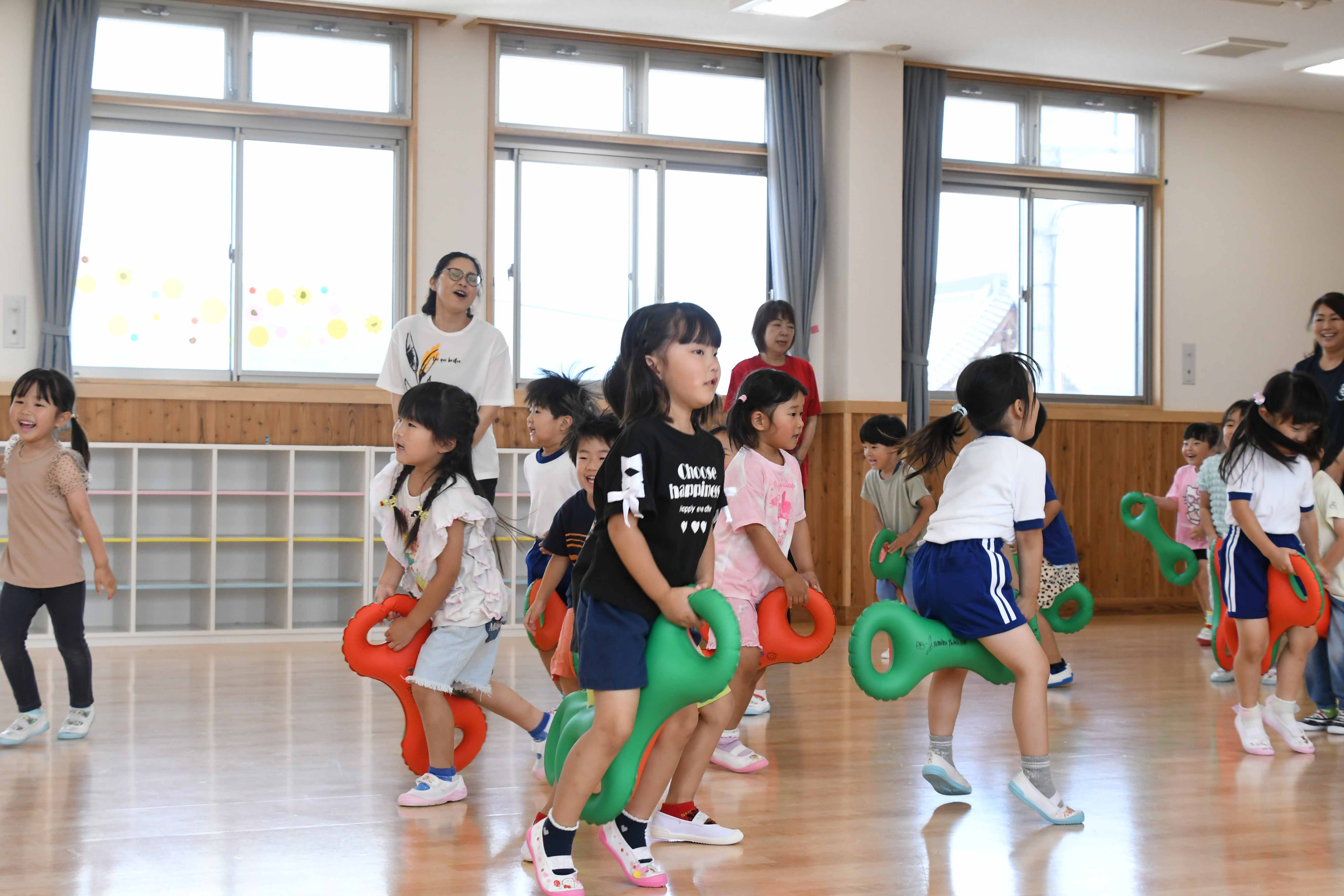 馬に乗るように飛び跳ねる園児たち