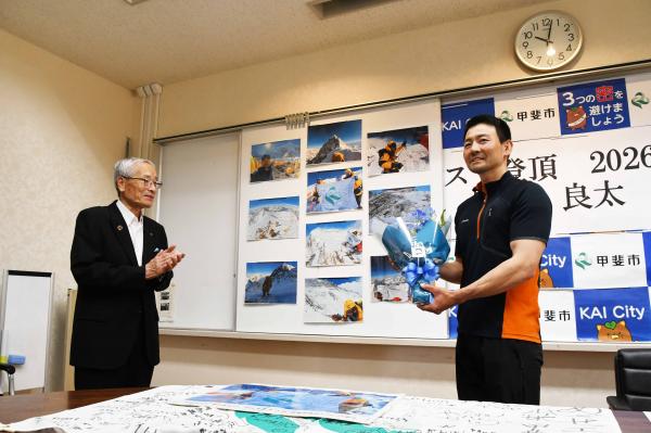 市長から花束を贈呈される増田さん