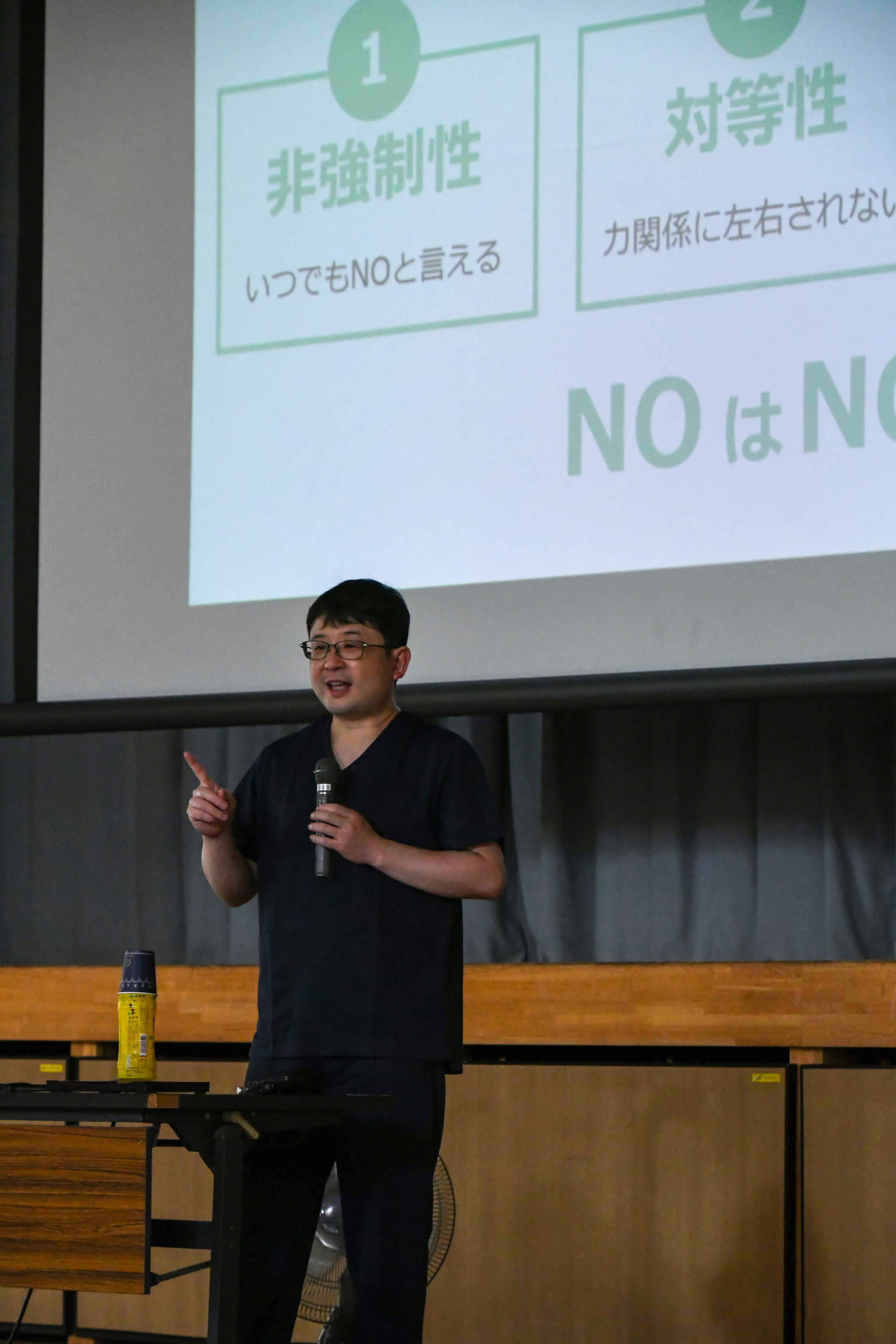 相手を思いやる大切さを語る講師