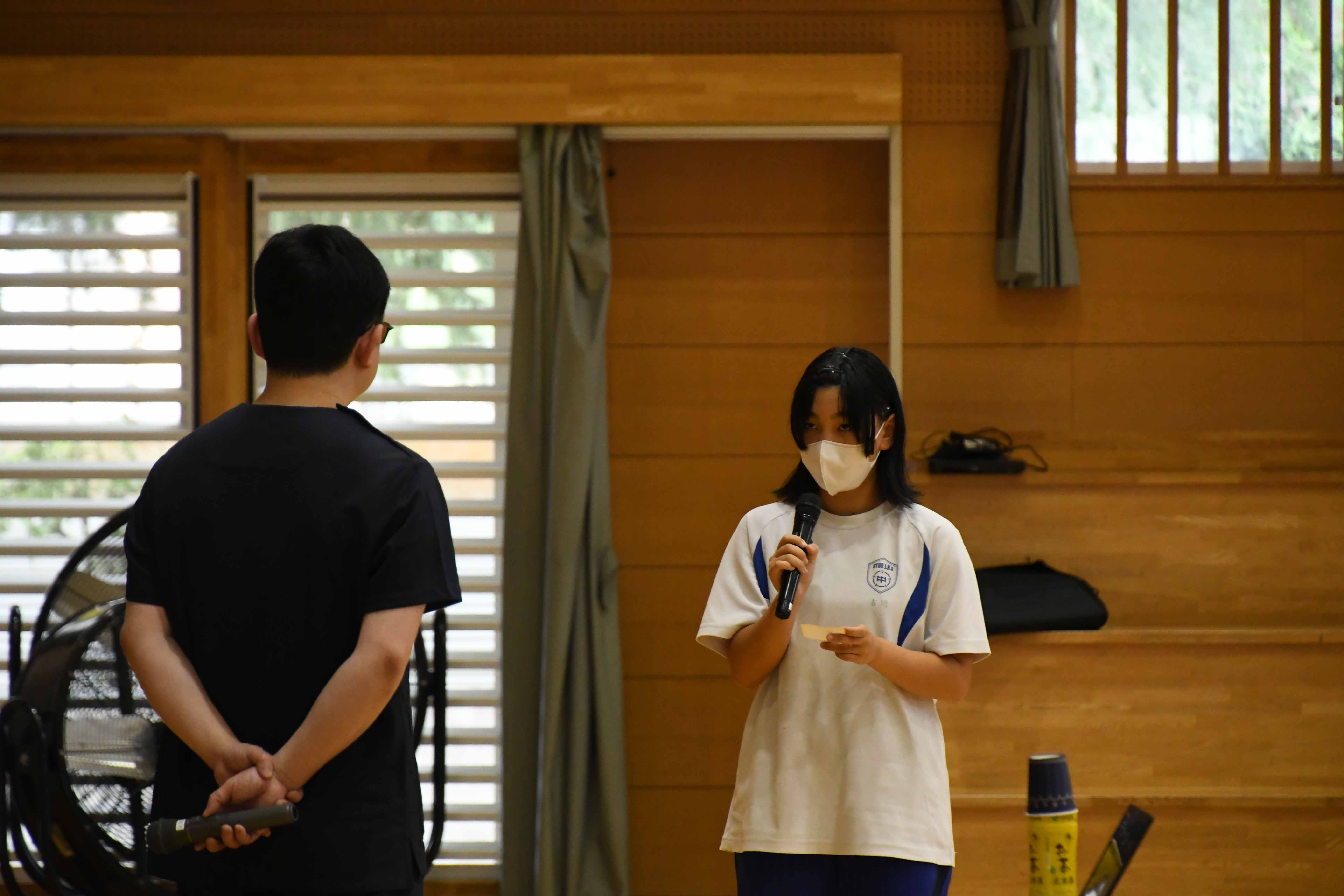 講義の感想を発表する代表の生徒