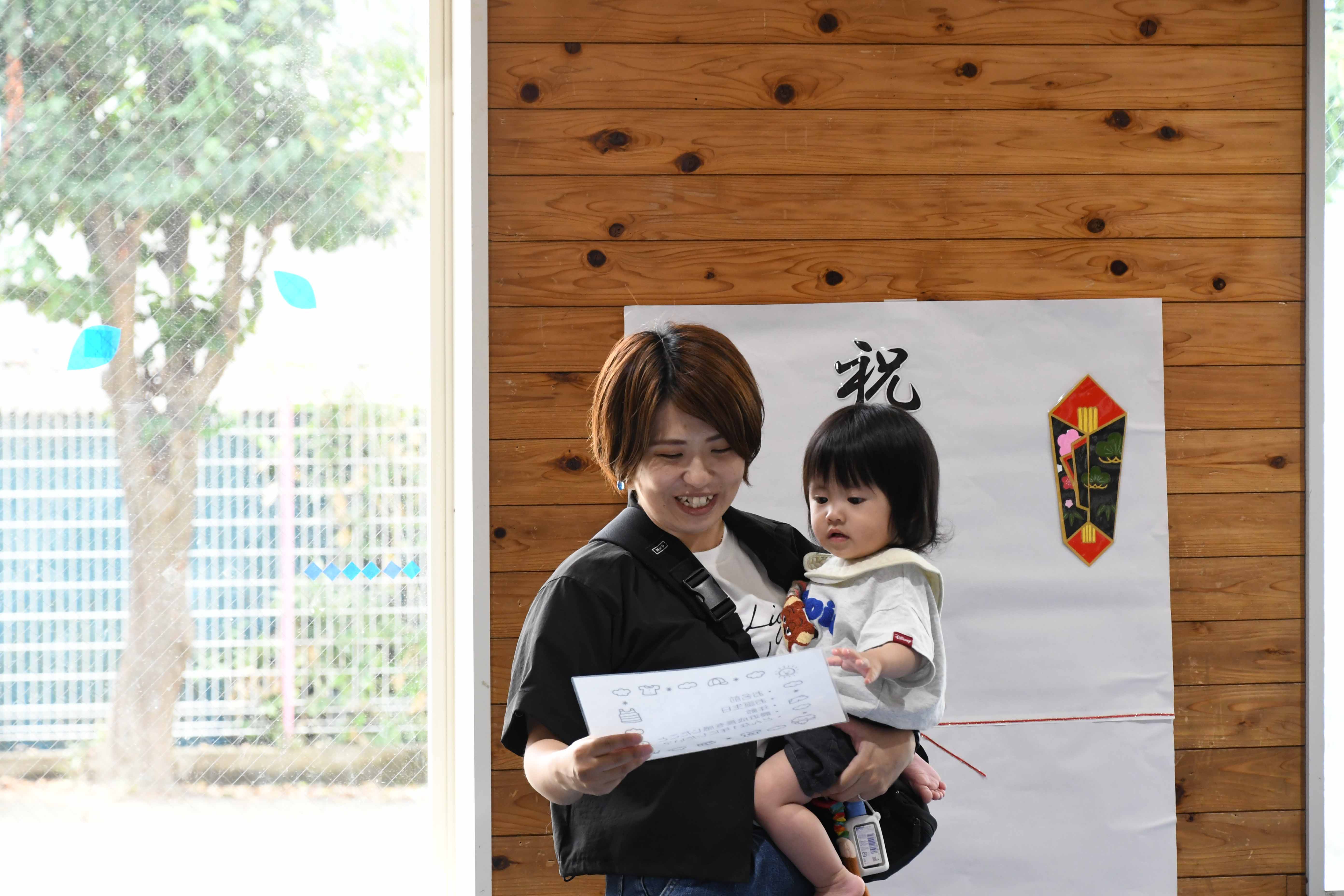 誕生日の幼児と親御さん１