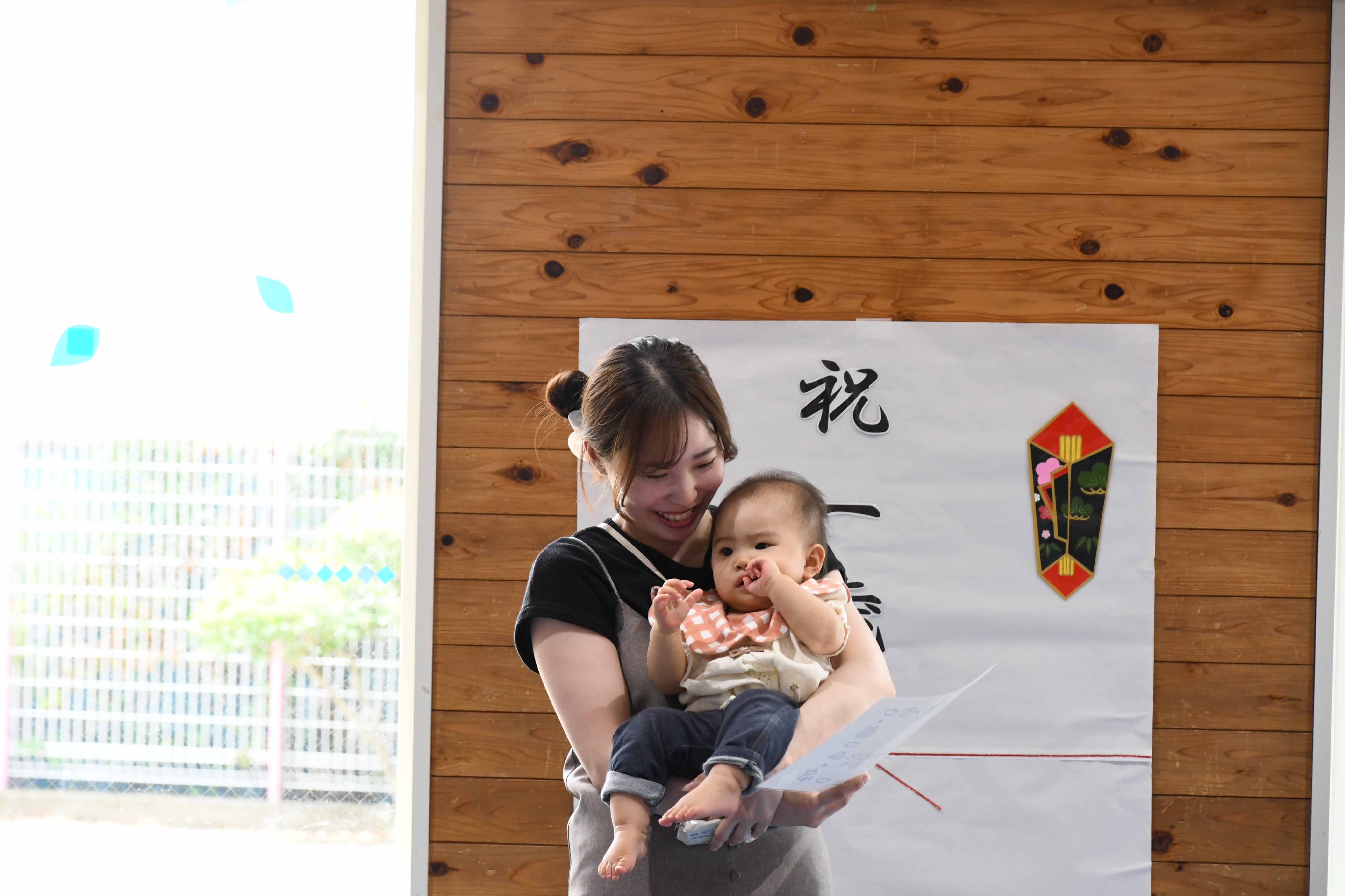 誕生日の幼児と親御さん２