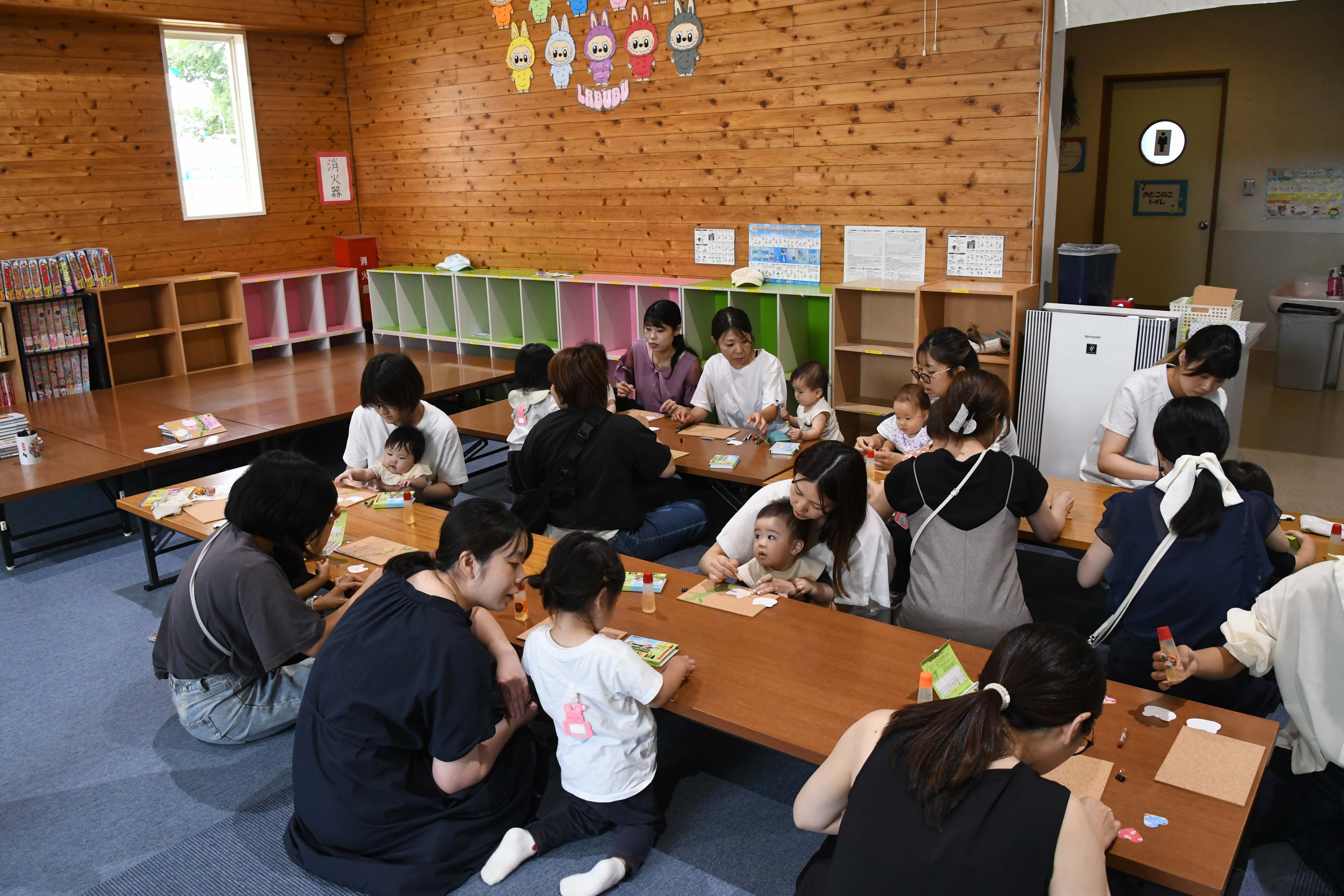 制作に取り掛かる親子たち