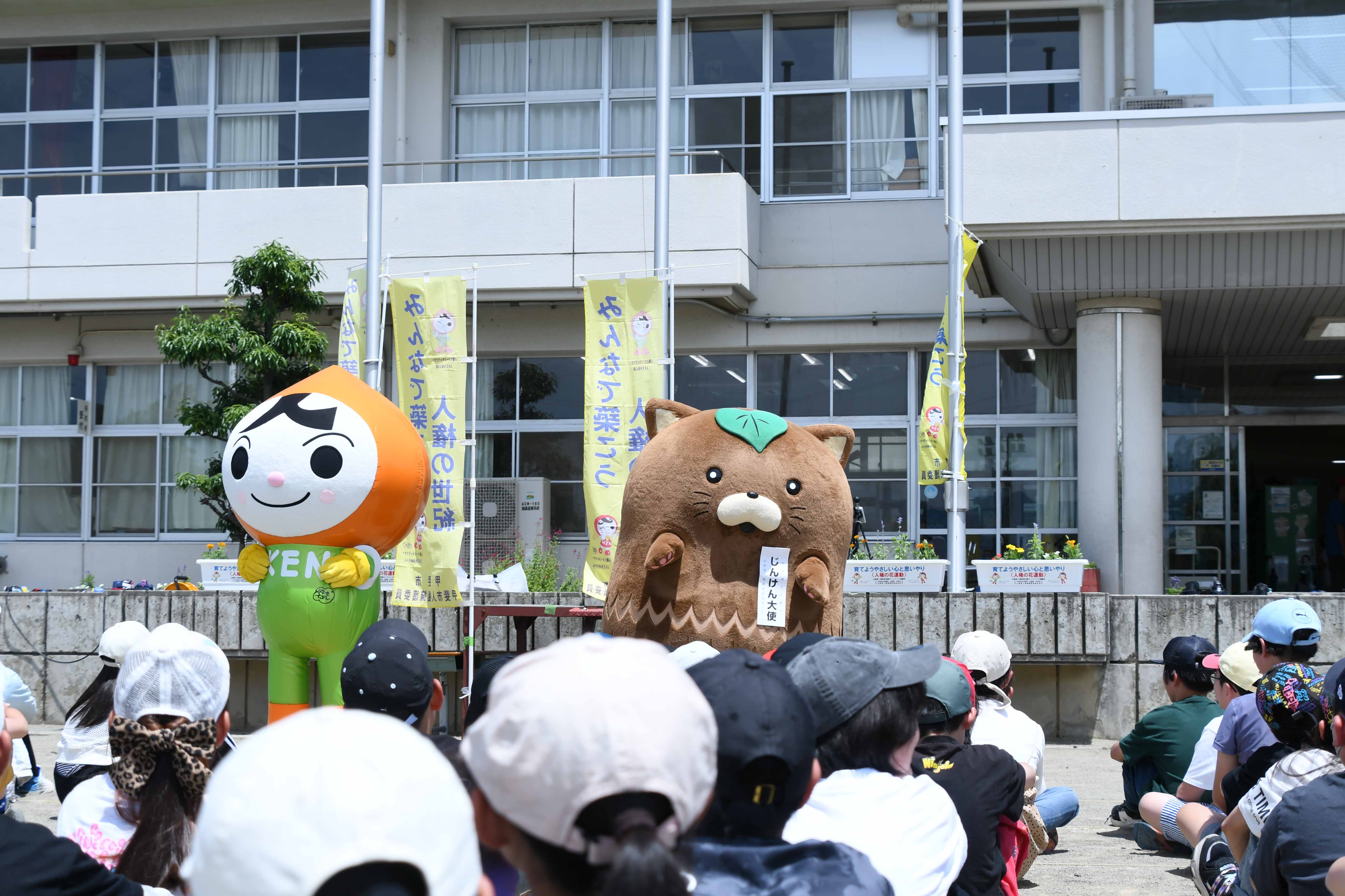 人KENまもるくん」と甲斐市のじんけん大使「やはたいぬ」１