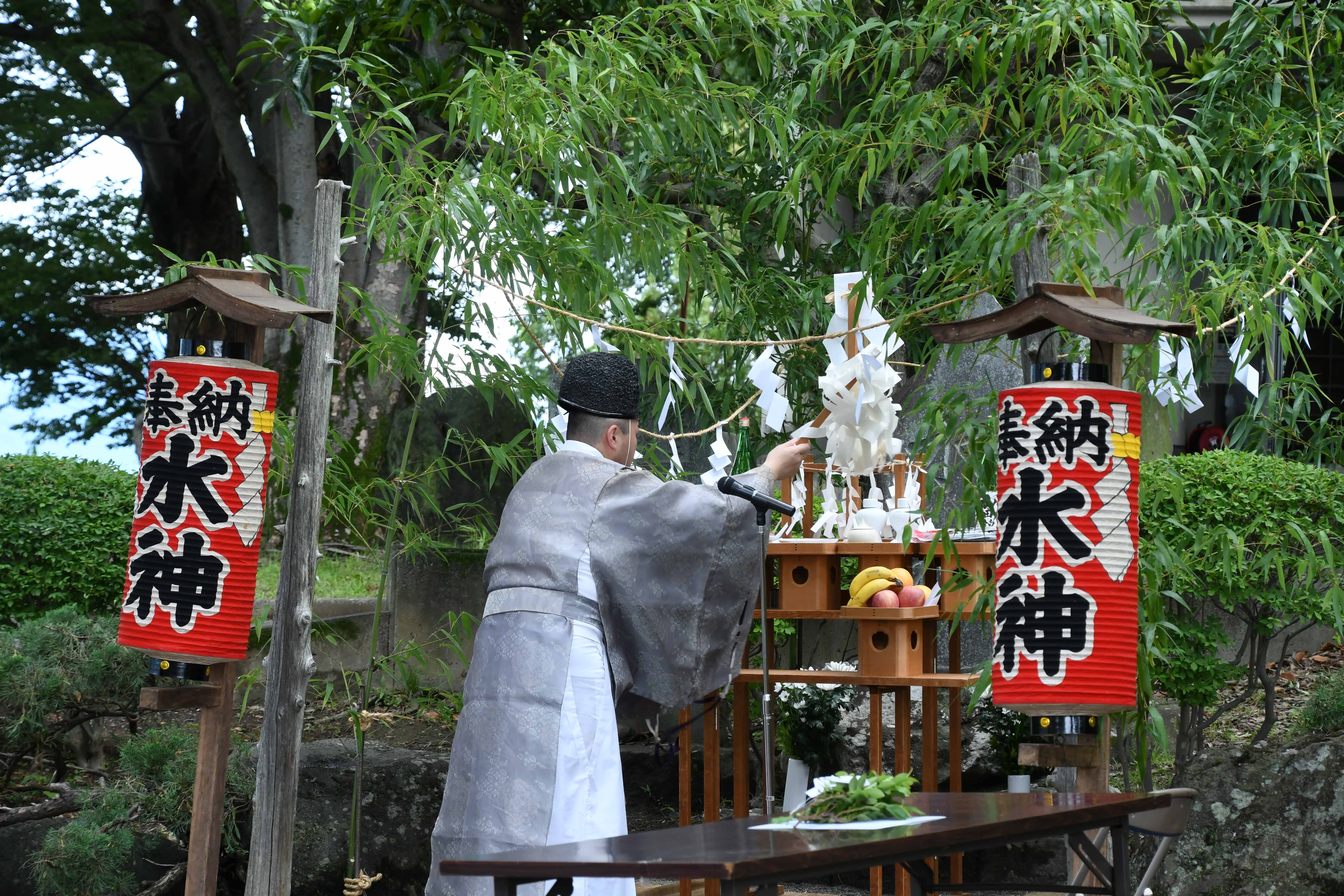 祝詞を奏上する司祭