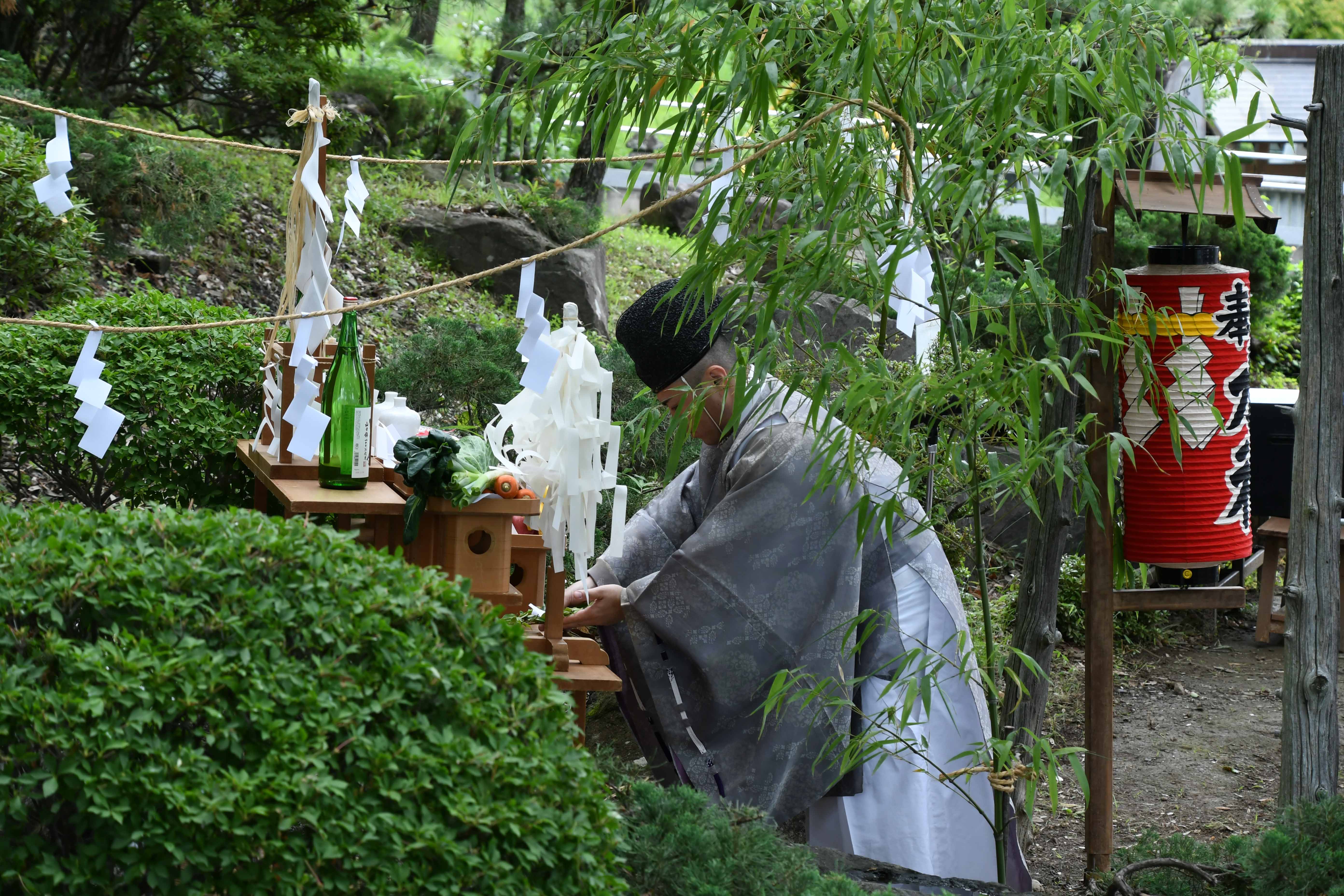 玉串を奉納する司祭