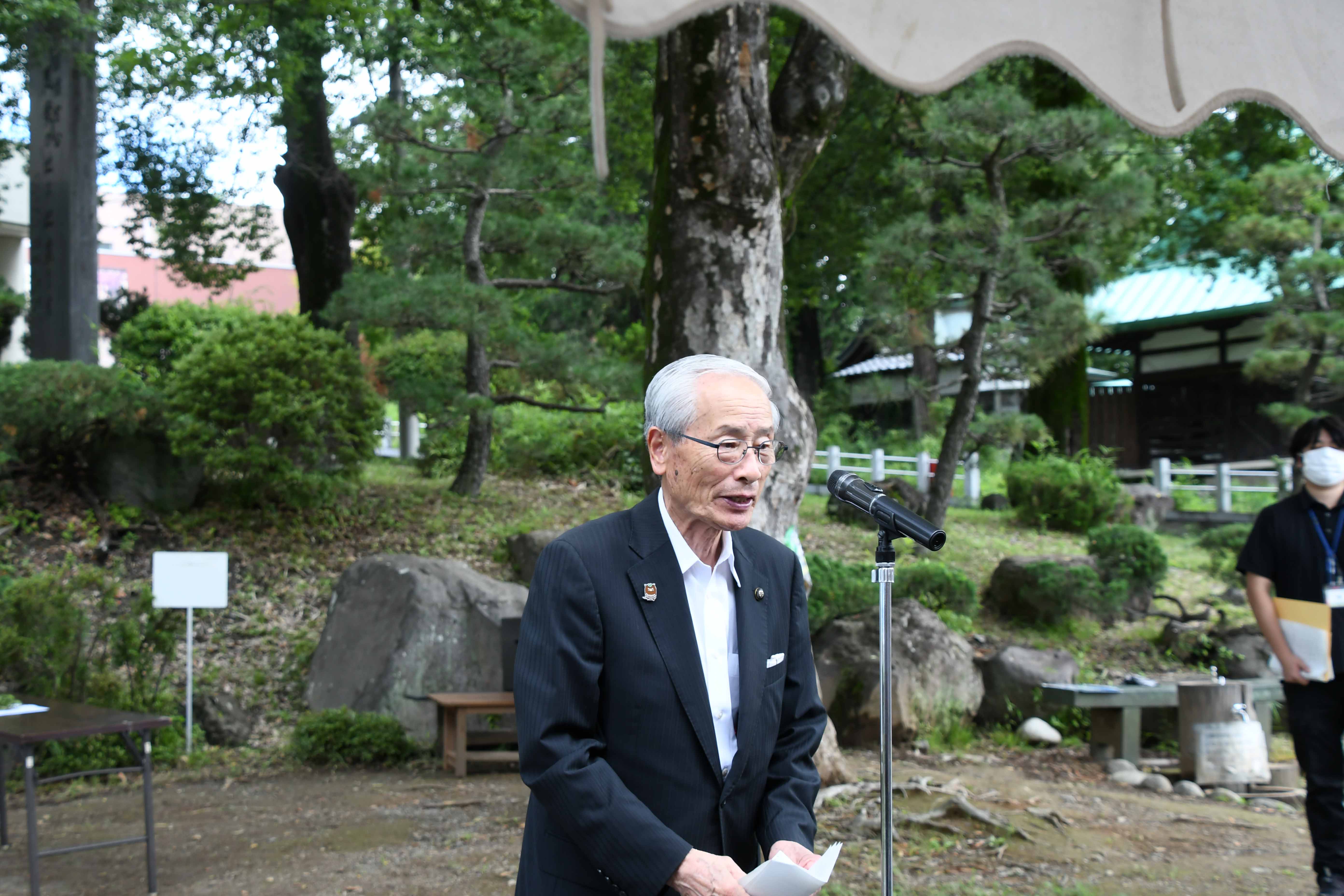 あいさつをする甲斐市長