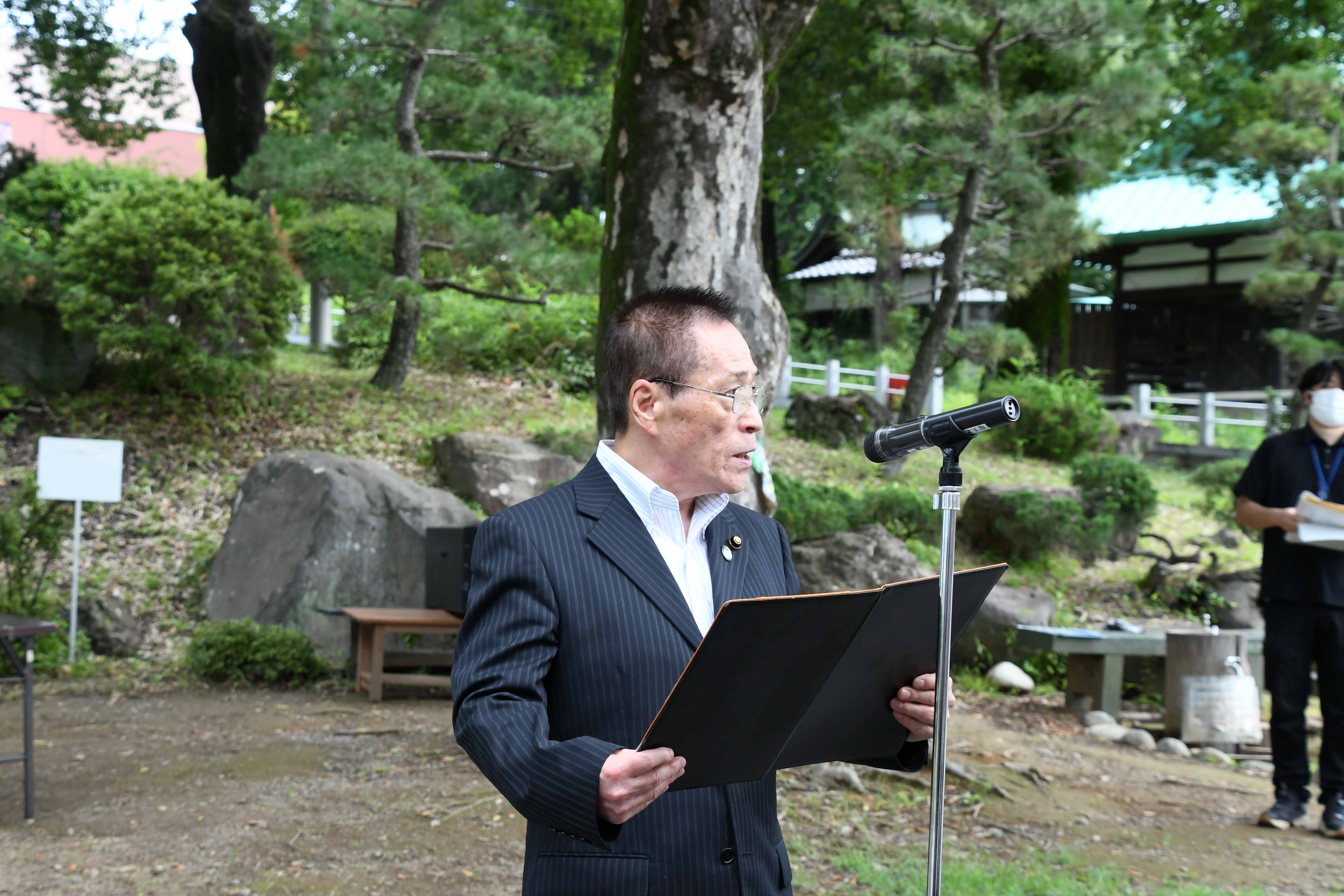 あいさつをする甲斐市議会議長