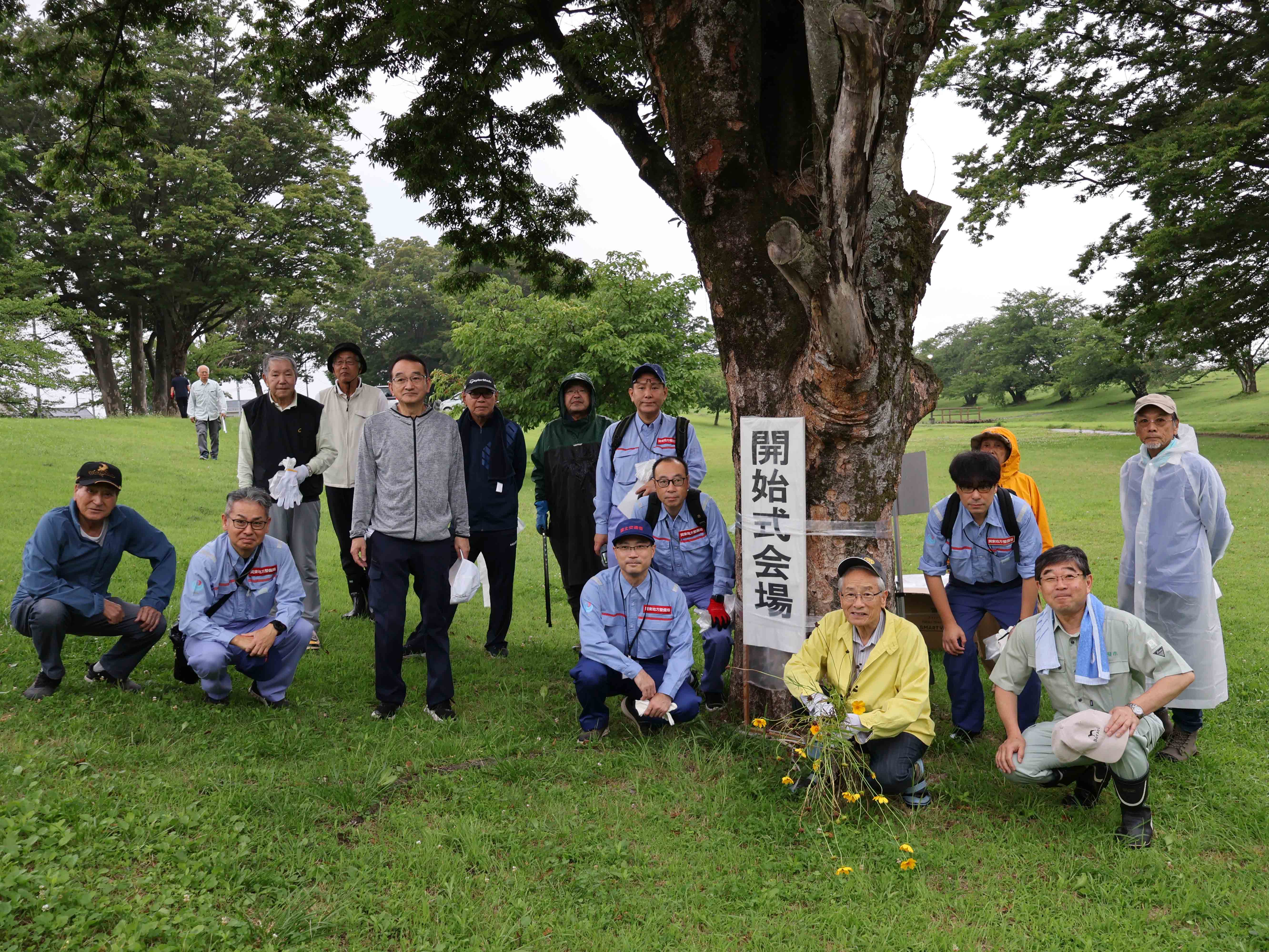 開始式会場前で集合写真