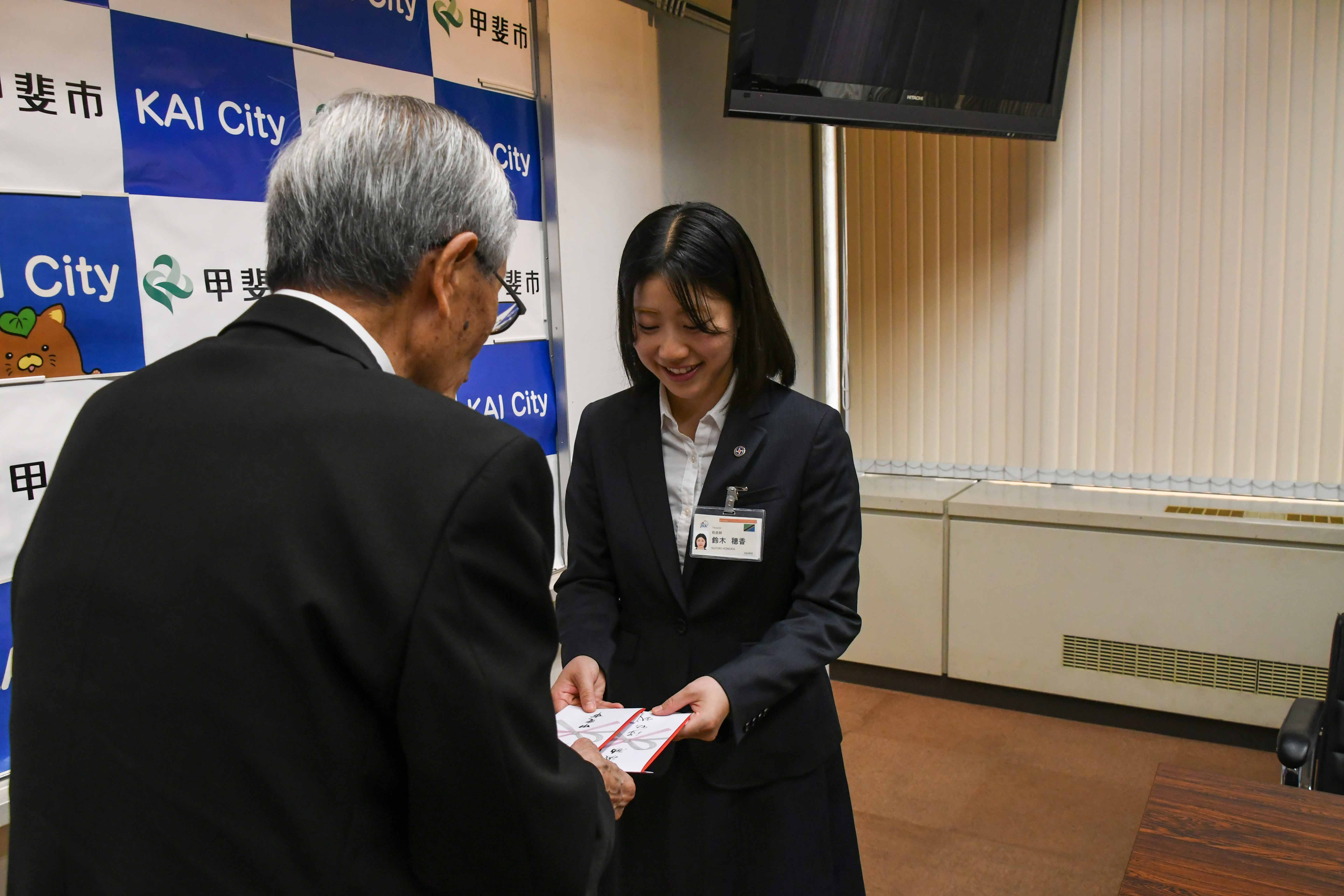 激励の品を渡す保坂市長