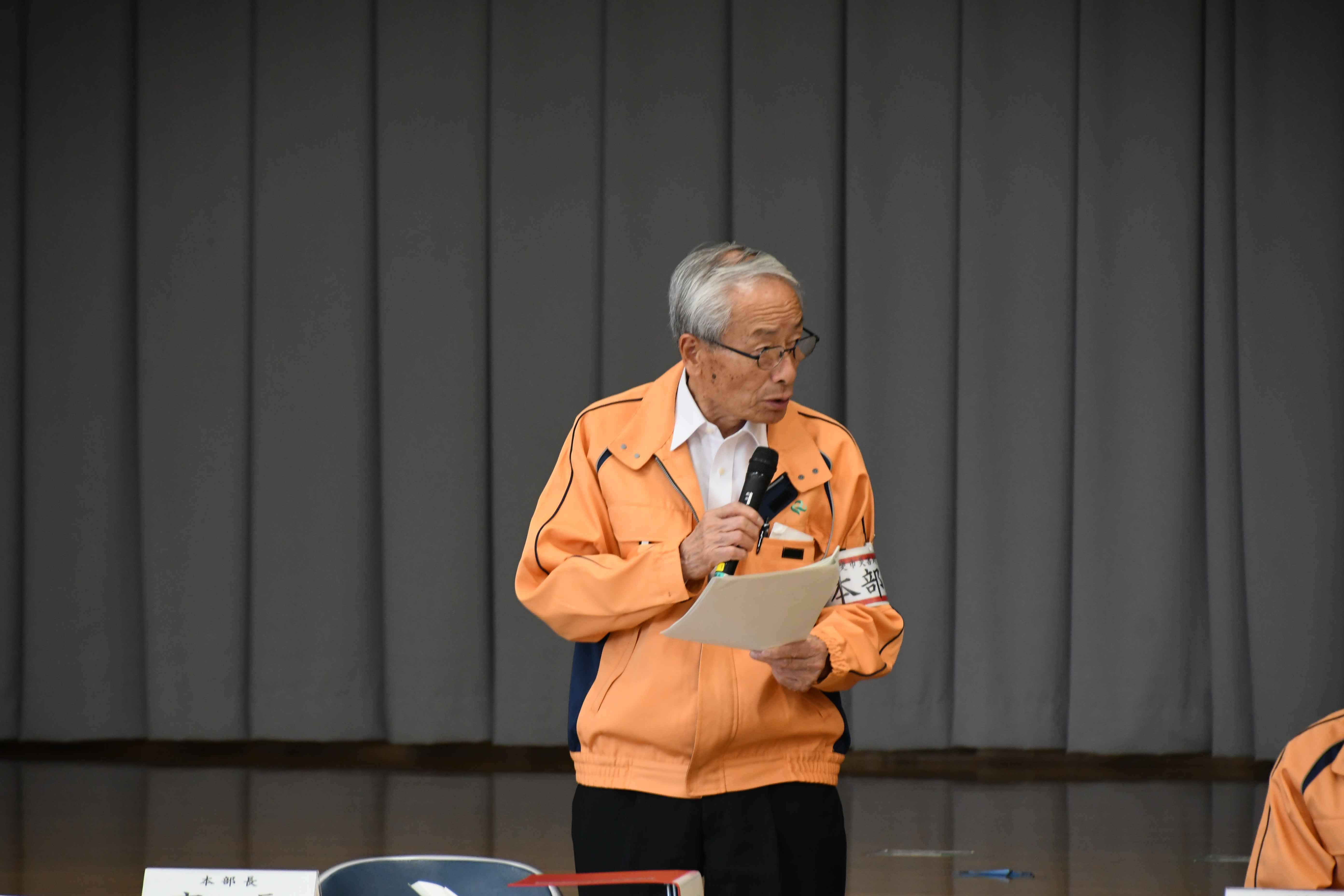 報告する本部長