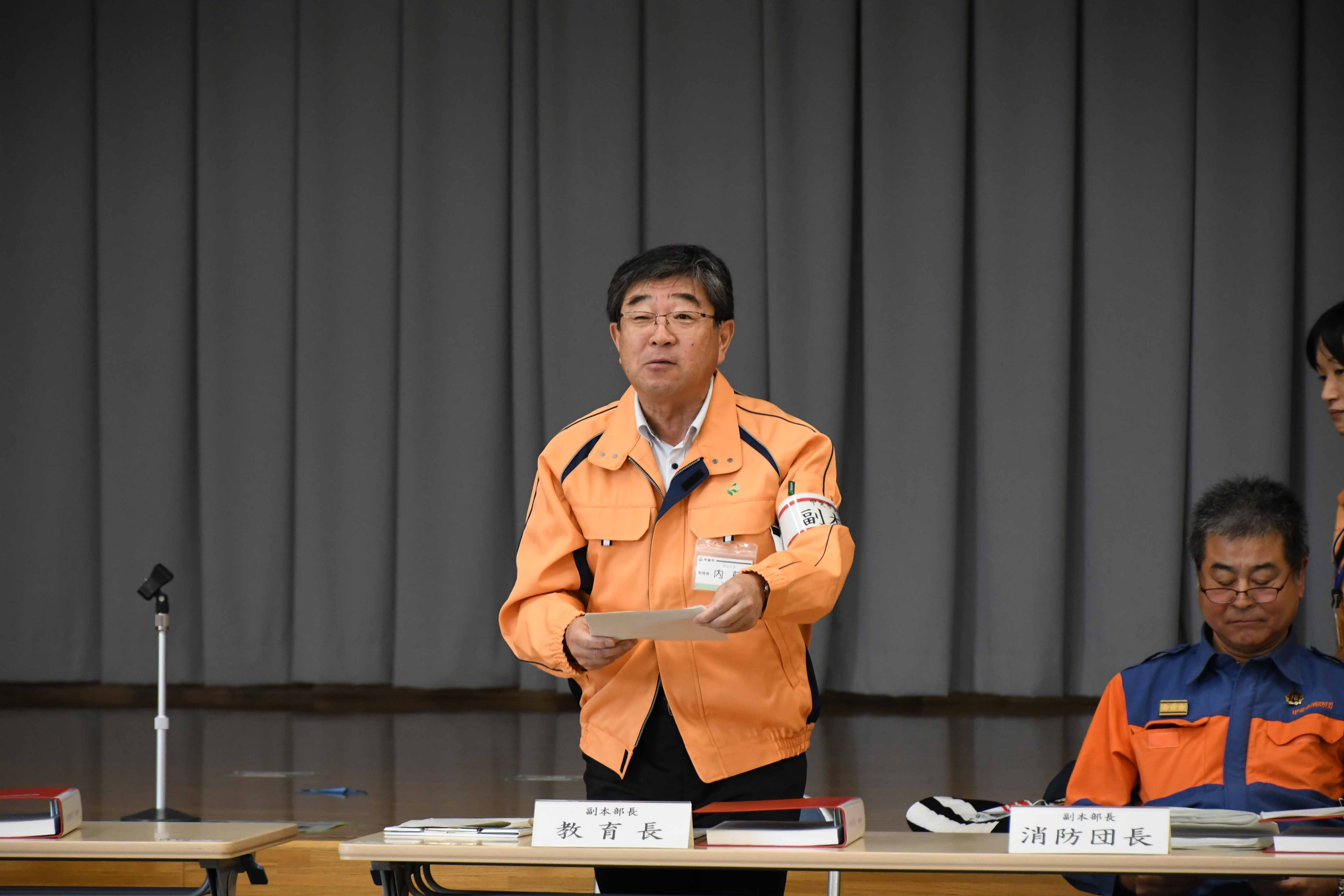 報告をする副本部長(教育長)