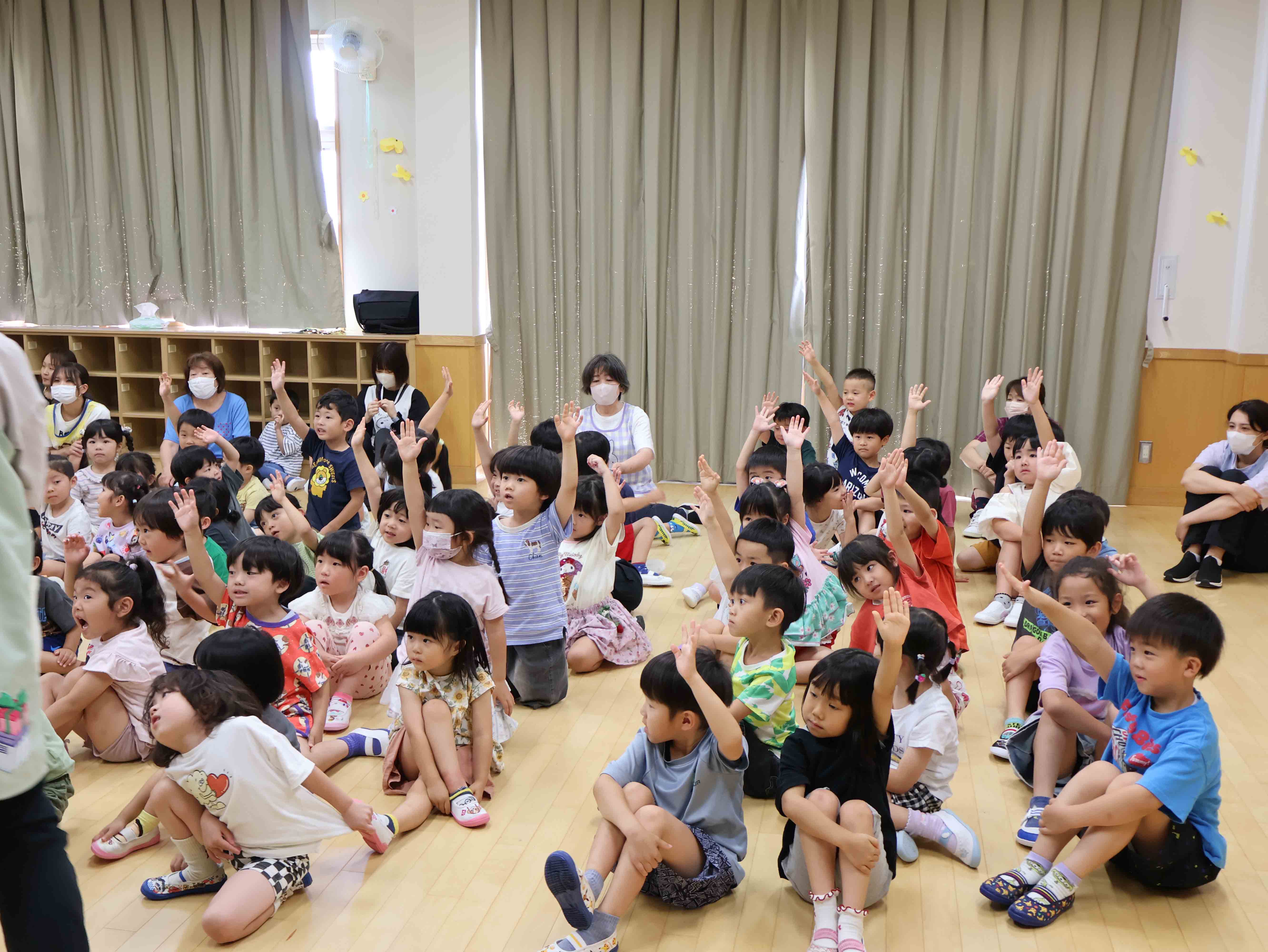 元気よく手を挙げる園児１
