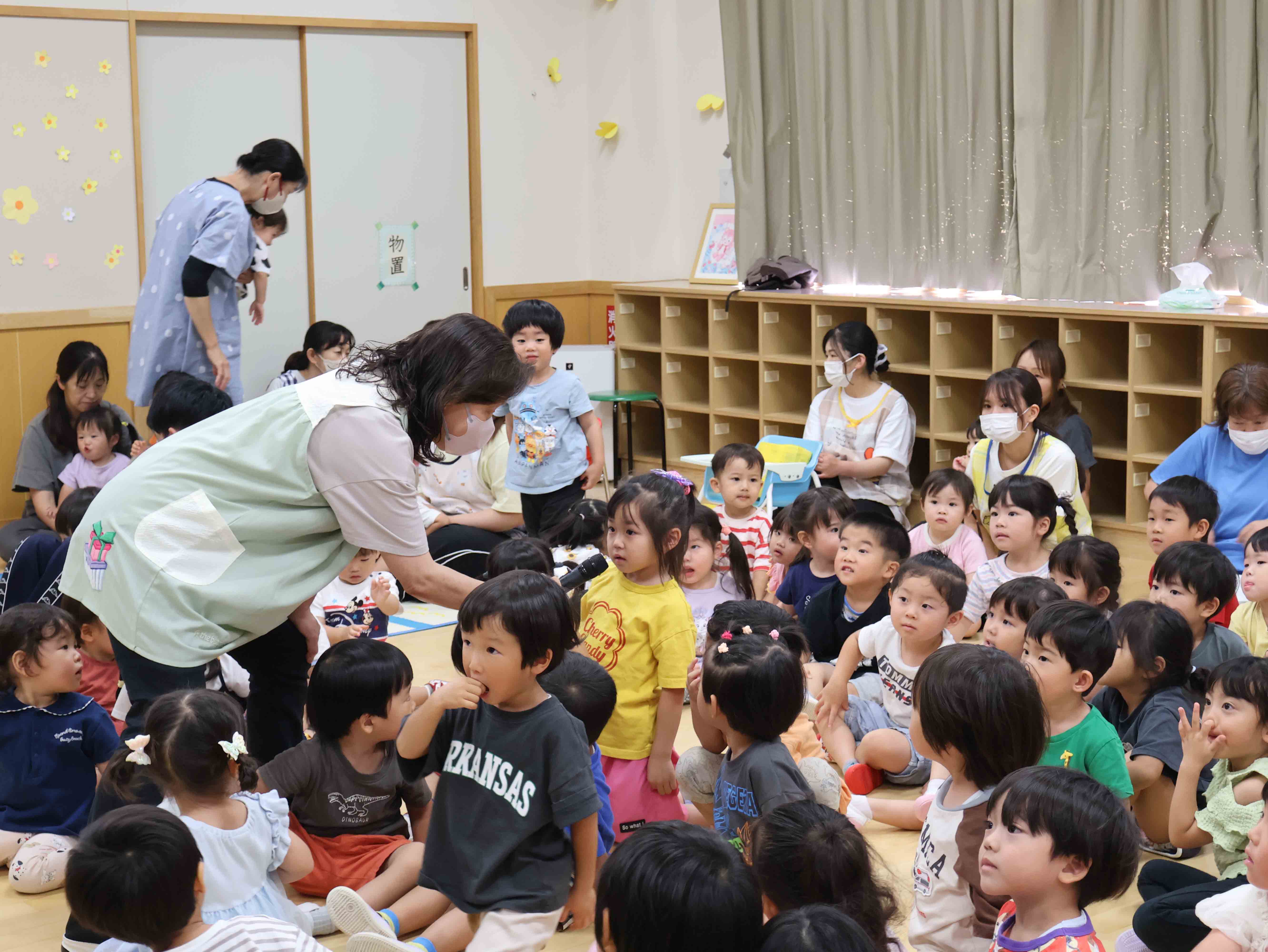 七夕クイズに回答する園児