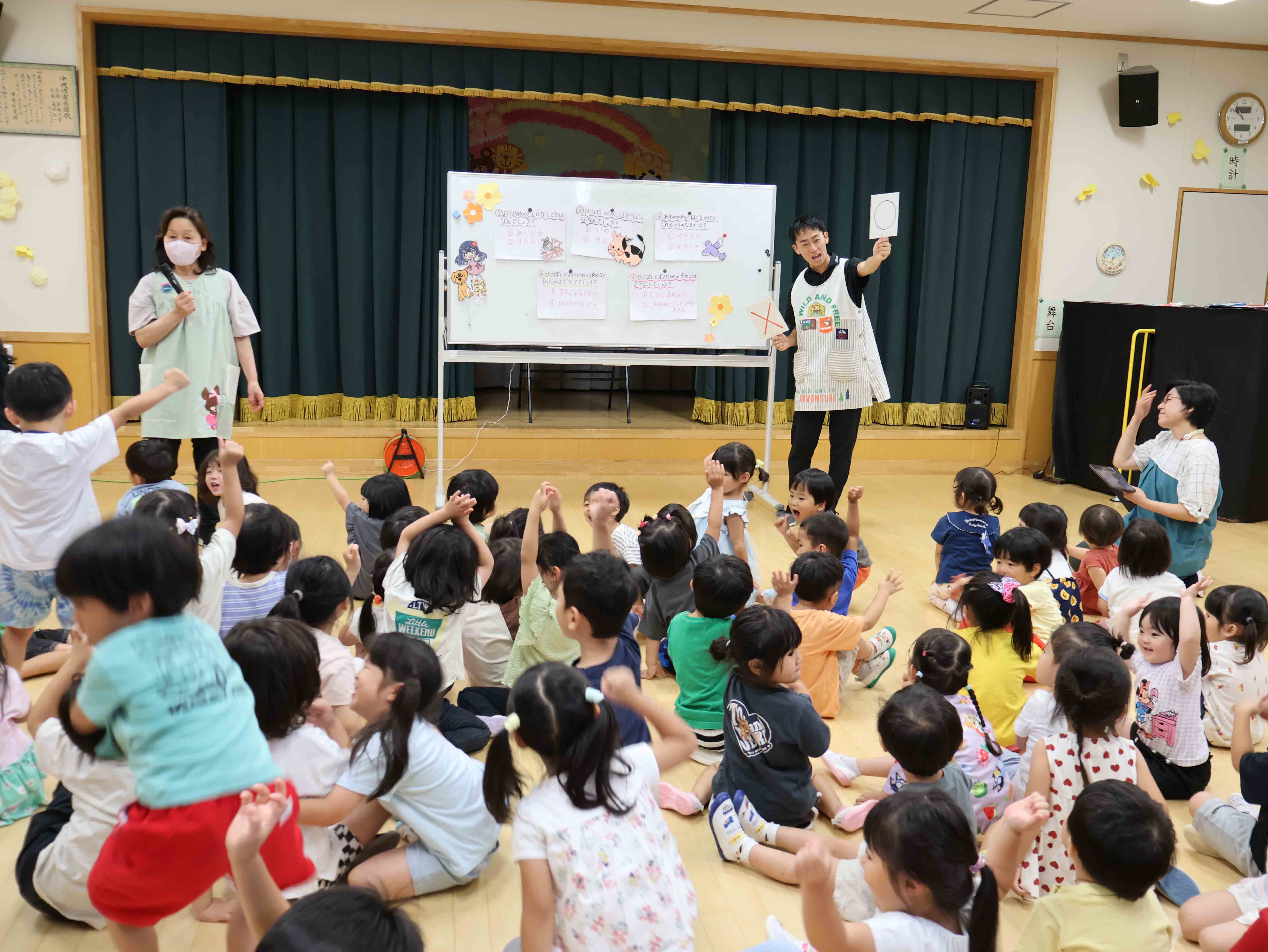 七夕クイズに正解して喜ぶ園児たち１