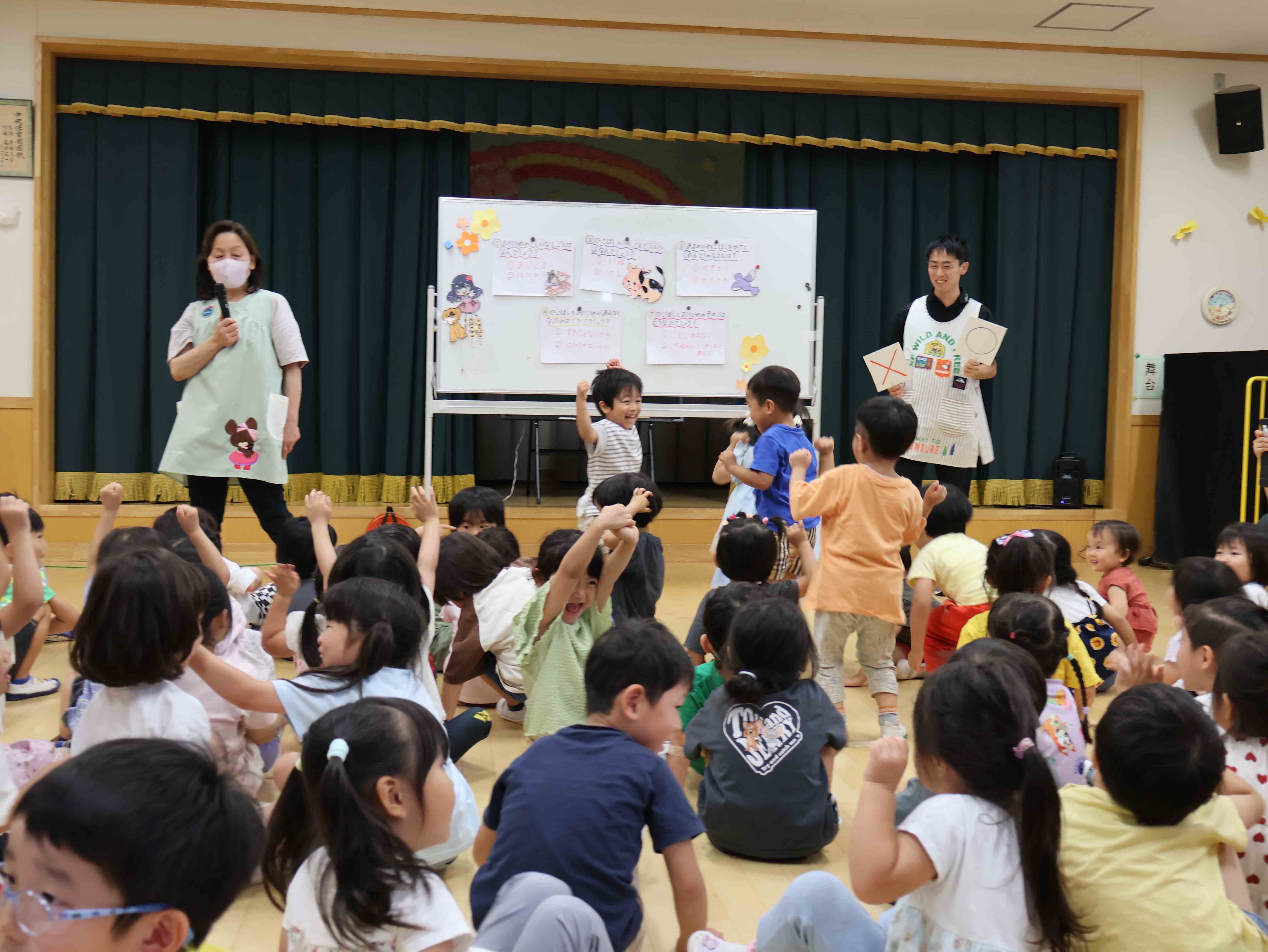 七夕クイズに正解して喜ぶ園児たち２