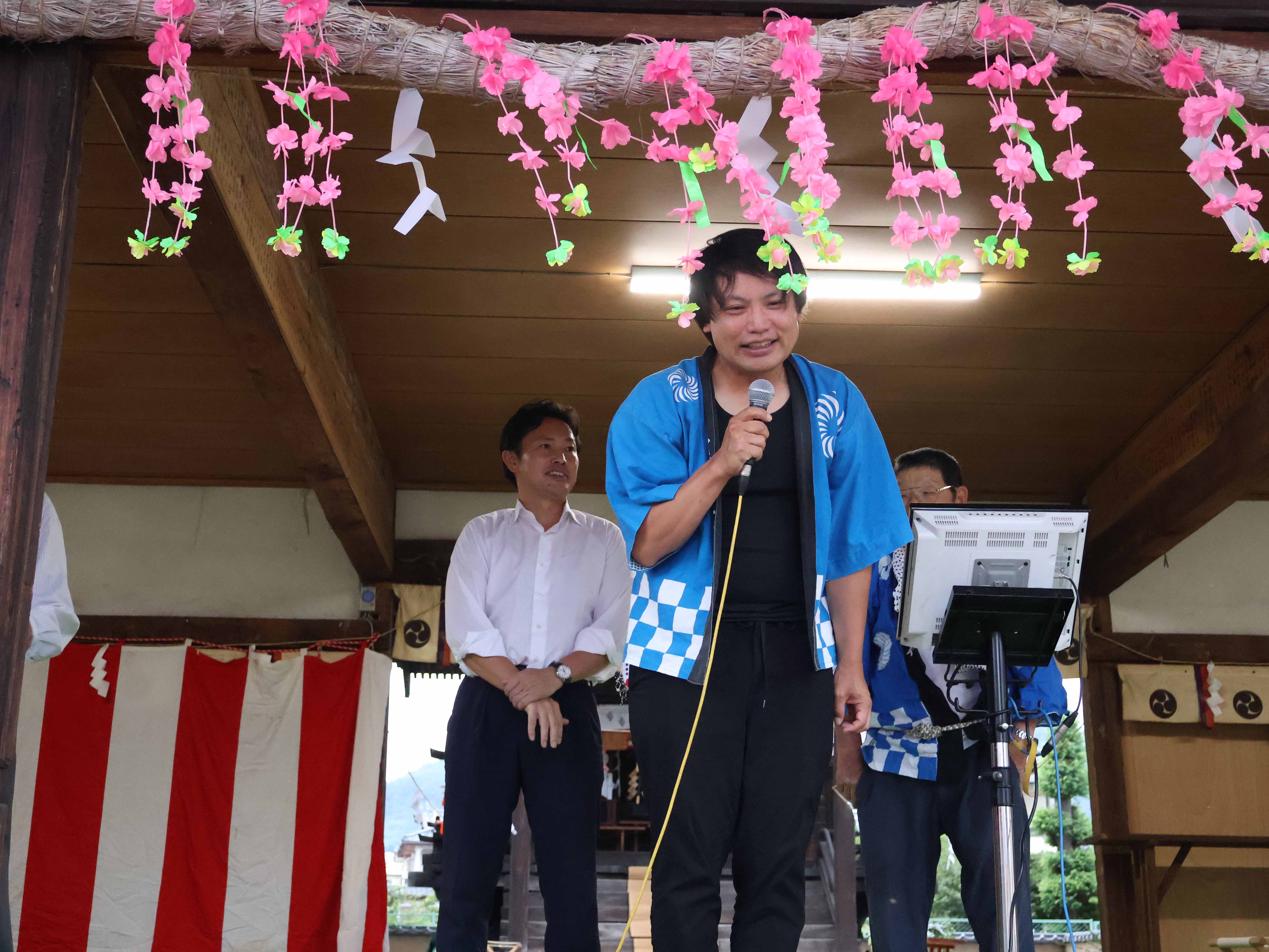 あいさつをする氏子代表
