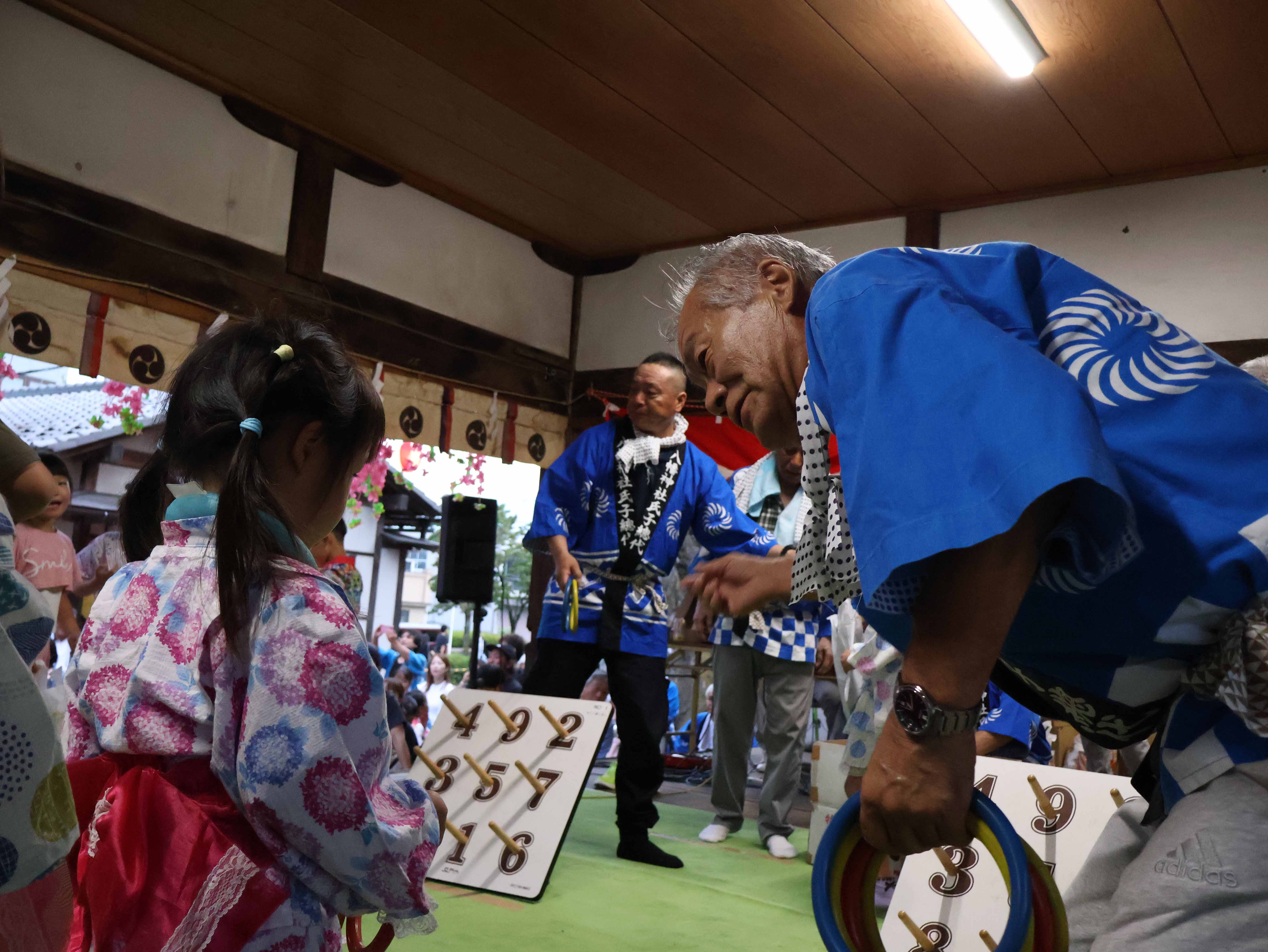 輪投げの説明を受ける子ども