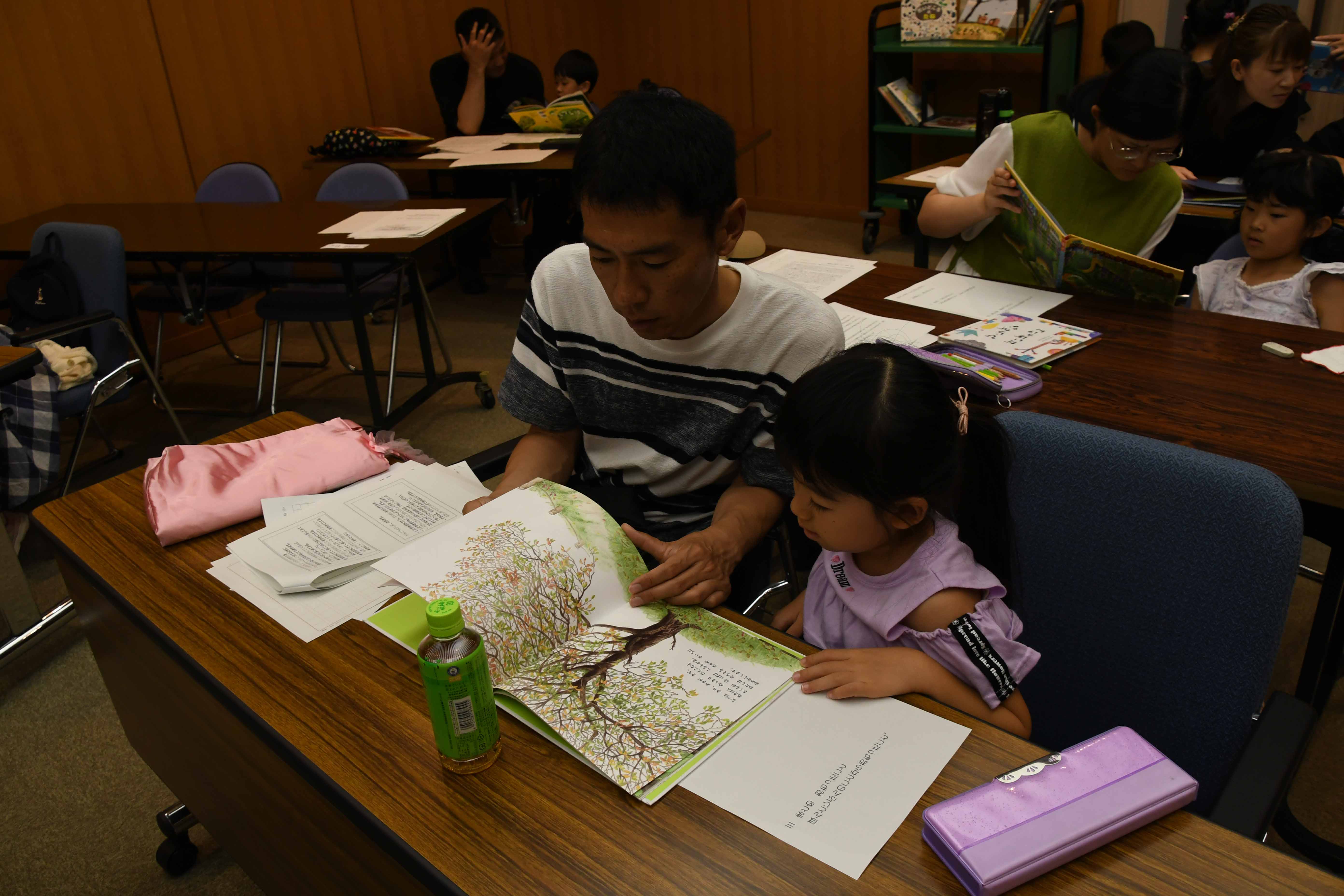 課題図書を読む親子