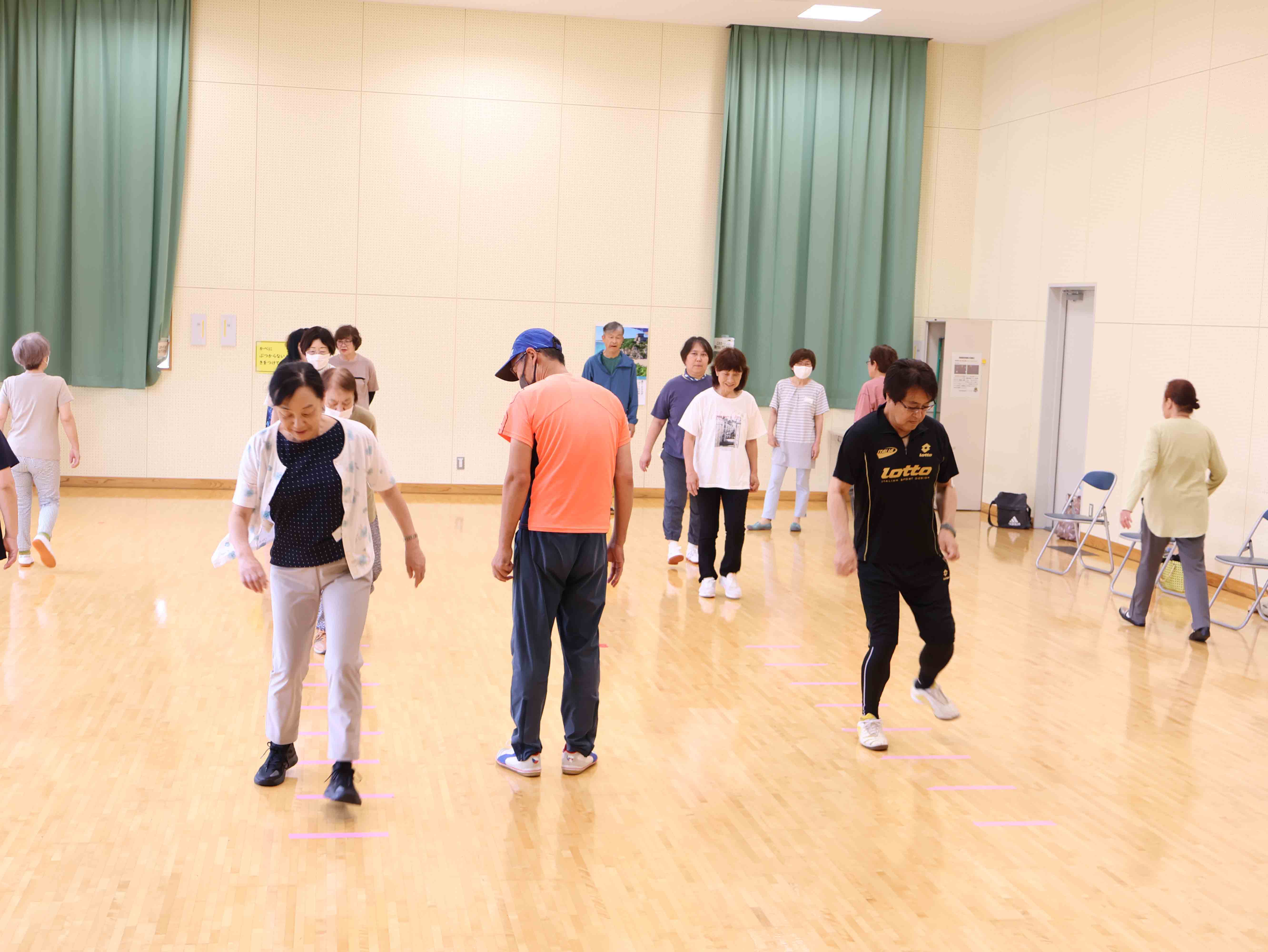 身体を動かす参加者