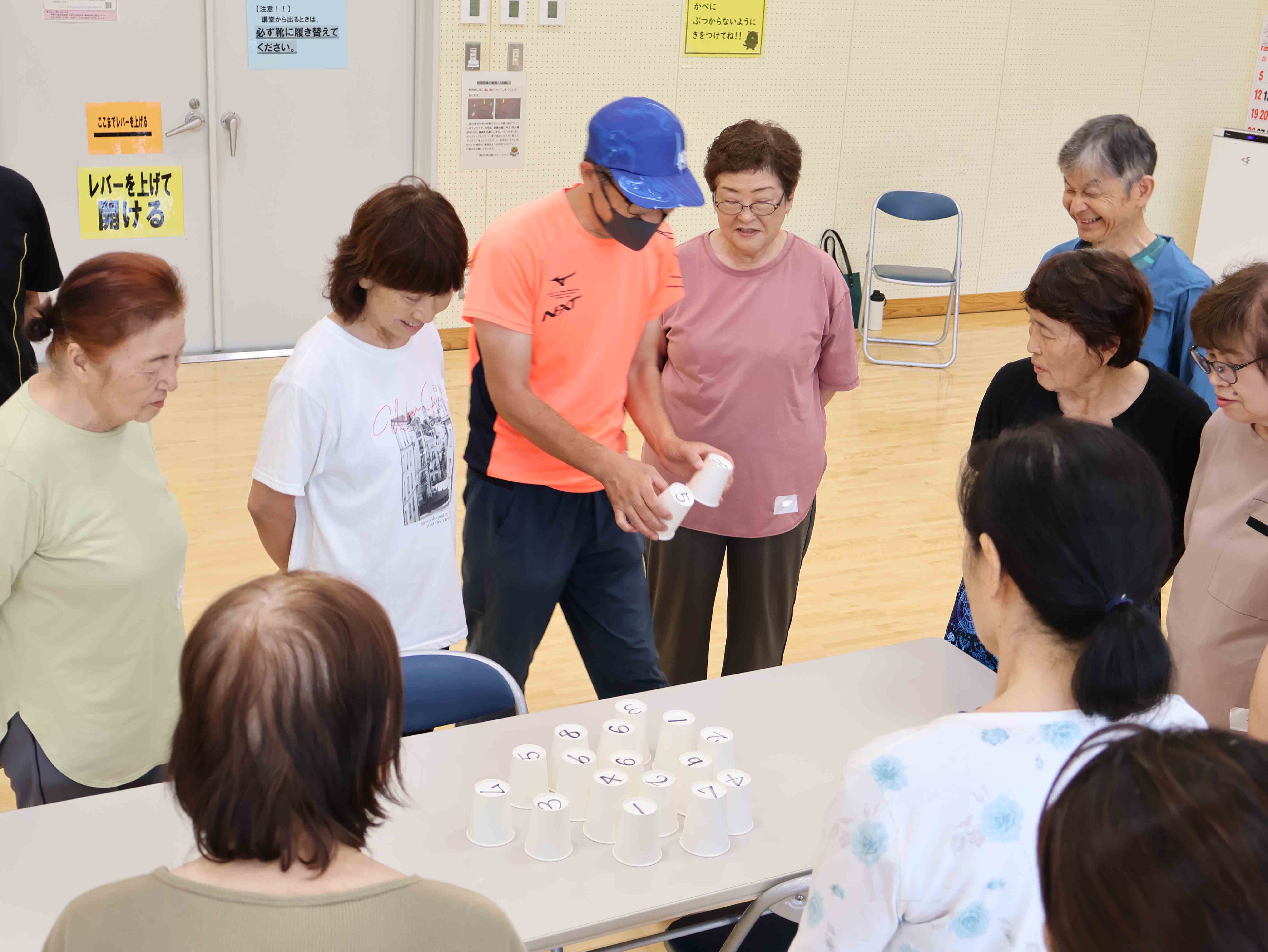 ゲームの説明をする講師