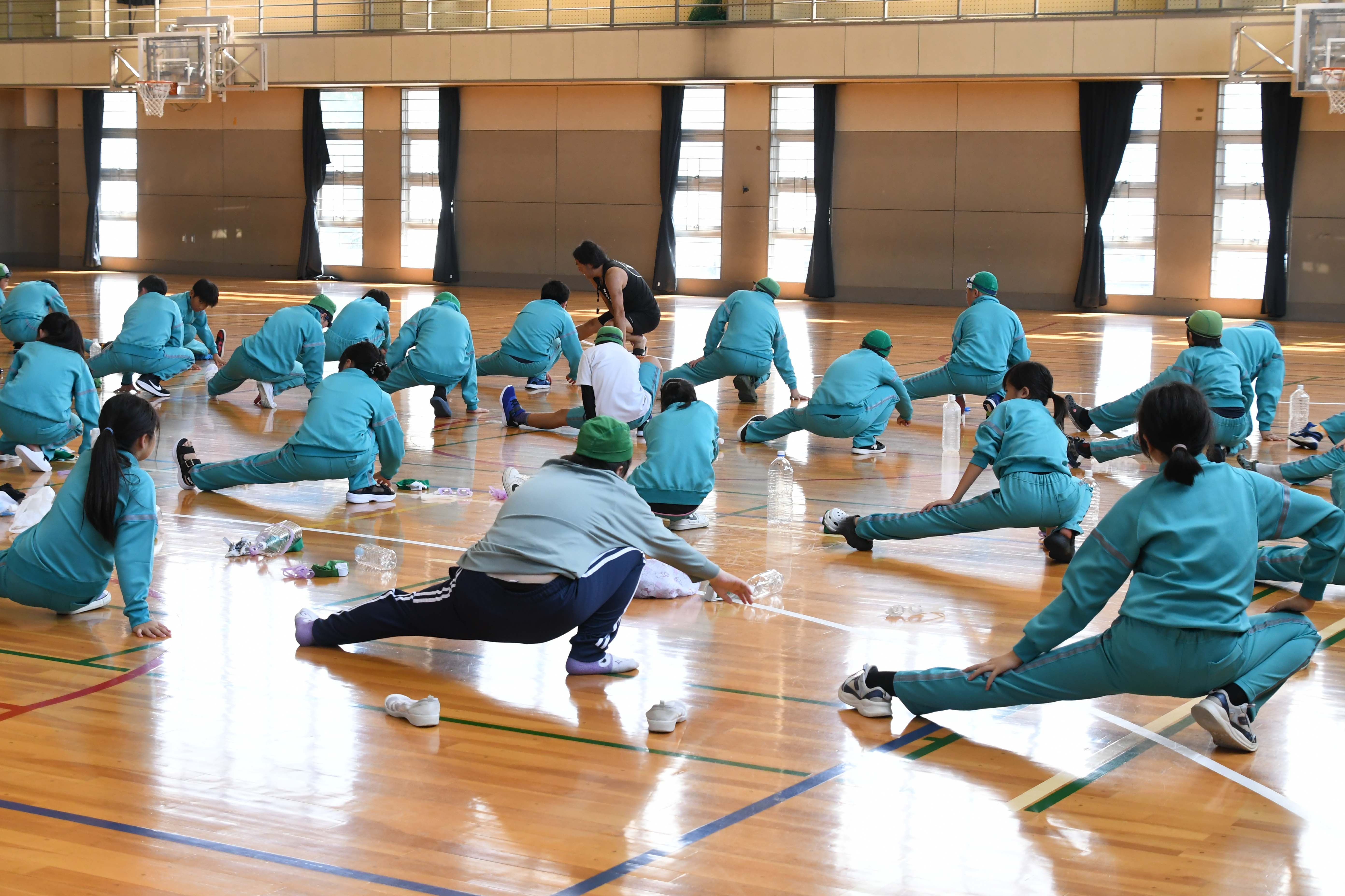 準備体操をする児童