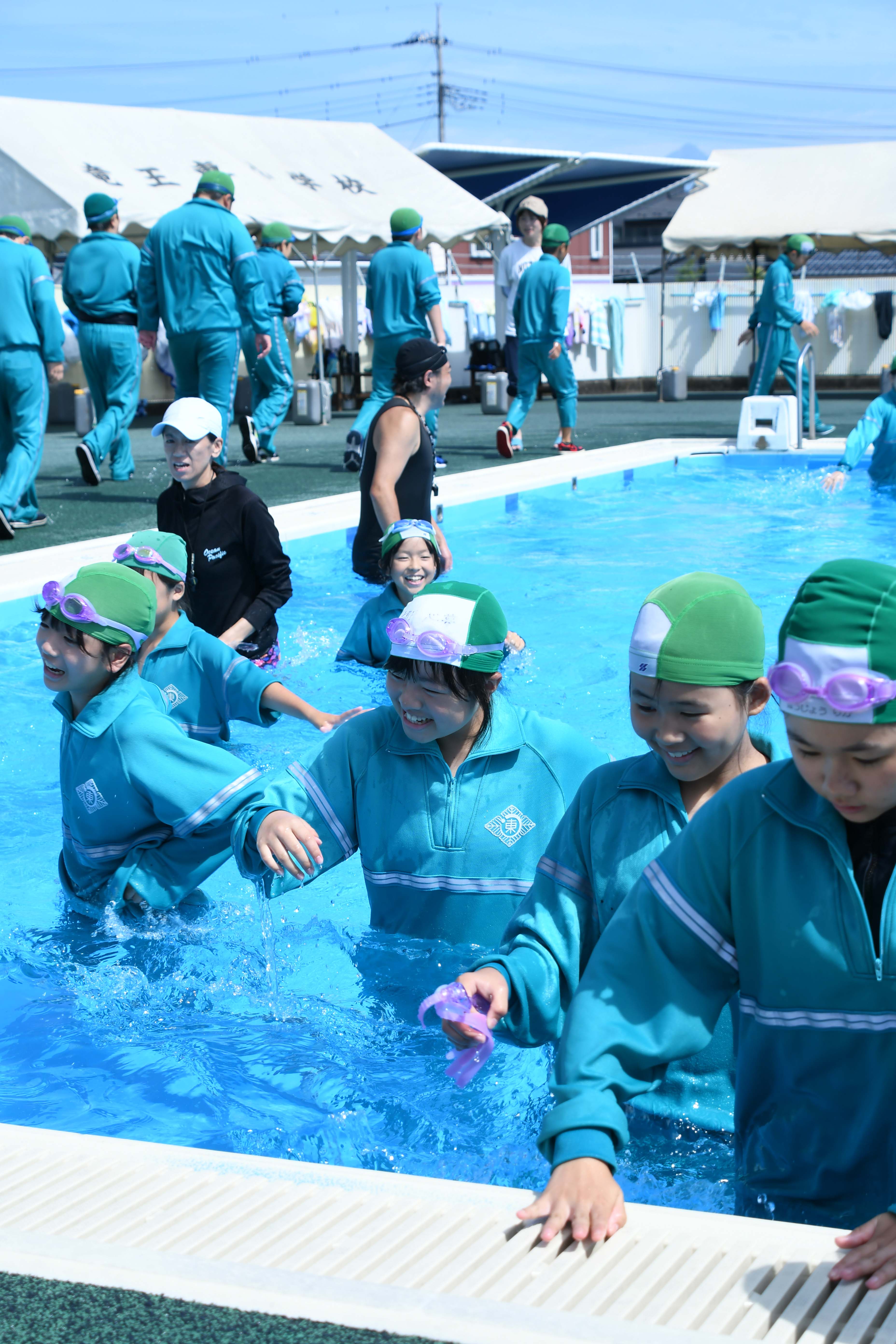 水の中を歩く児童