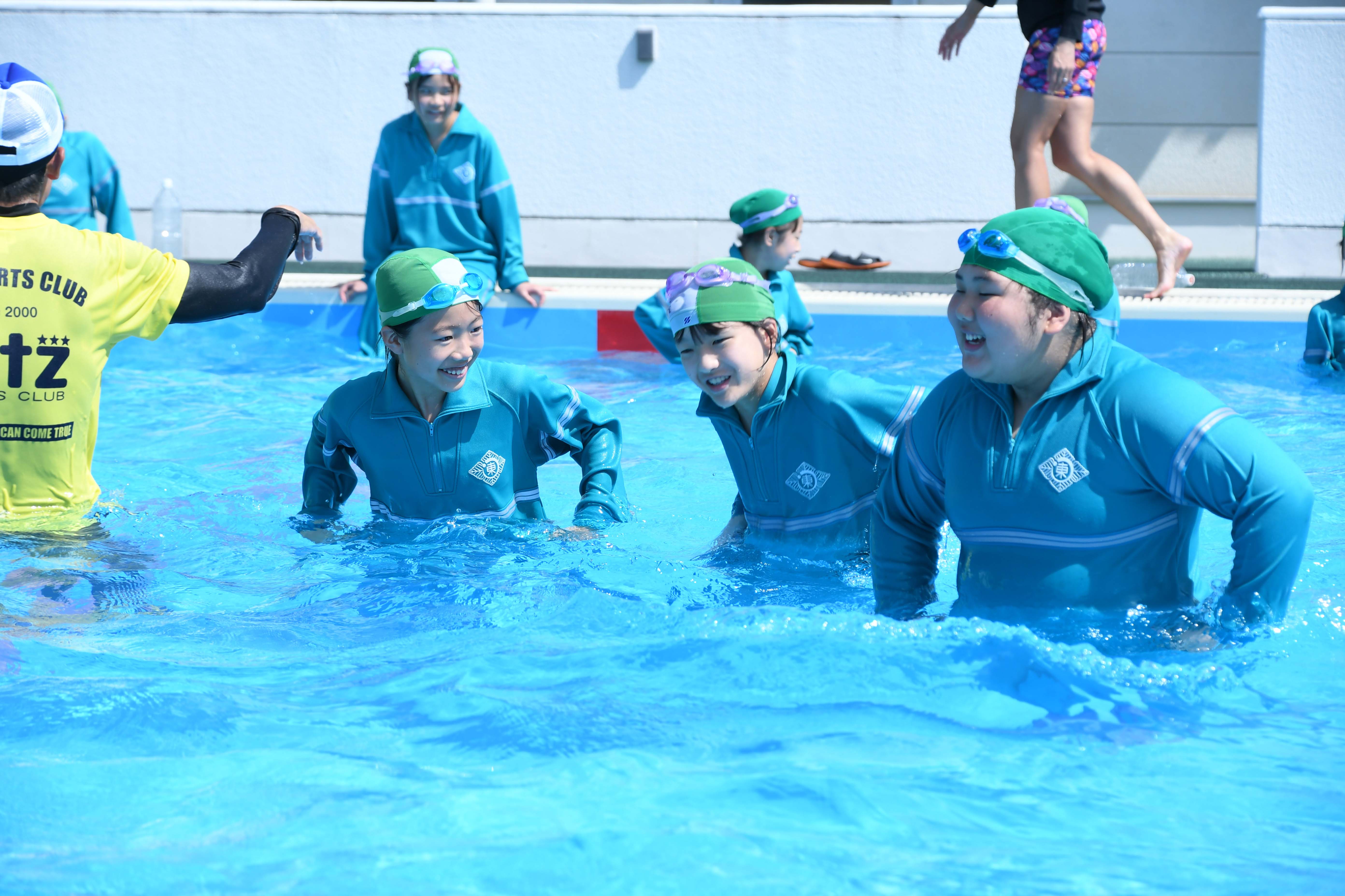 水の重さを体験する児童