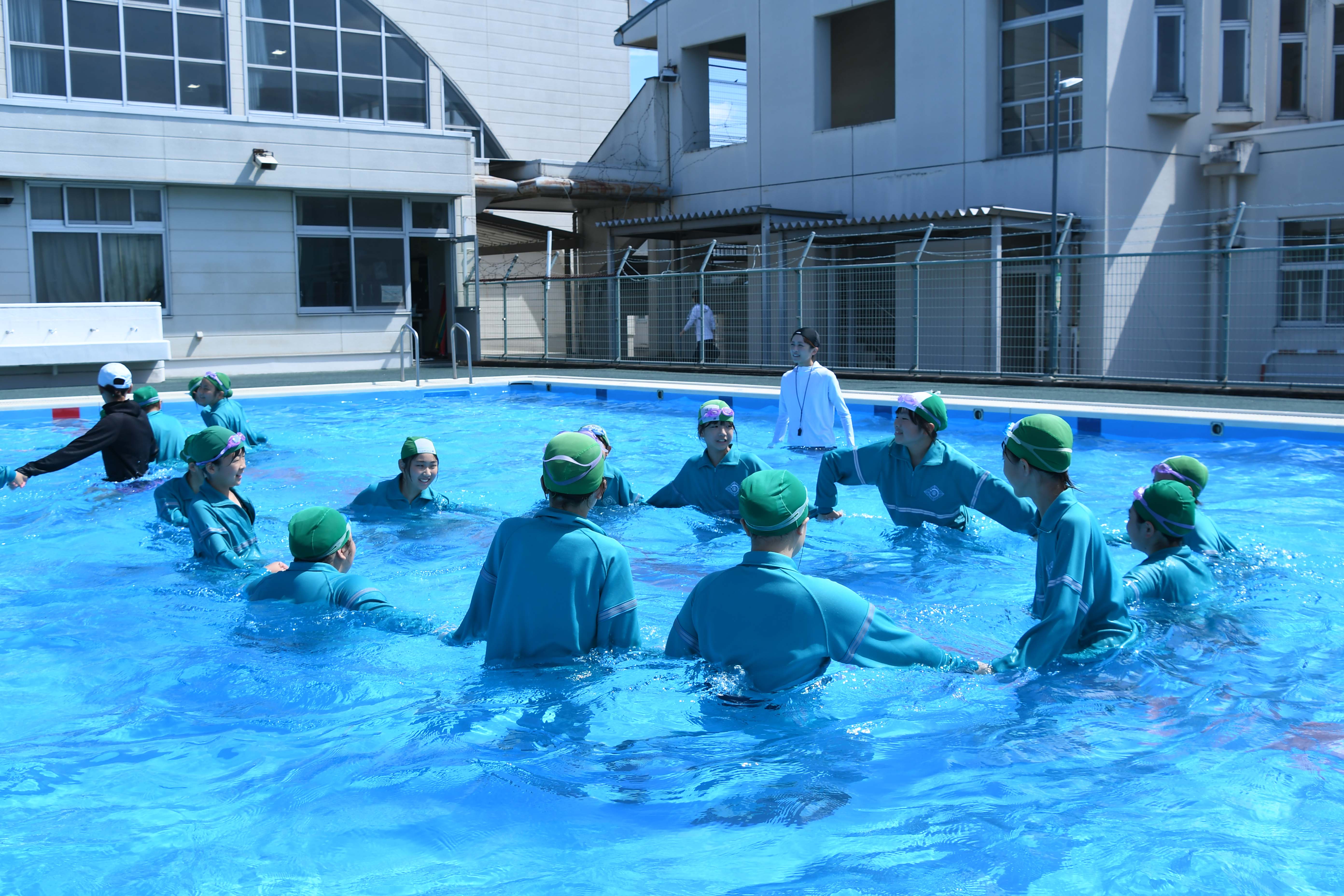 水流の重さを体験する児童
