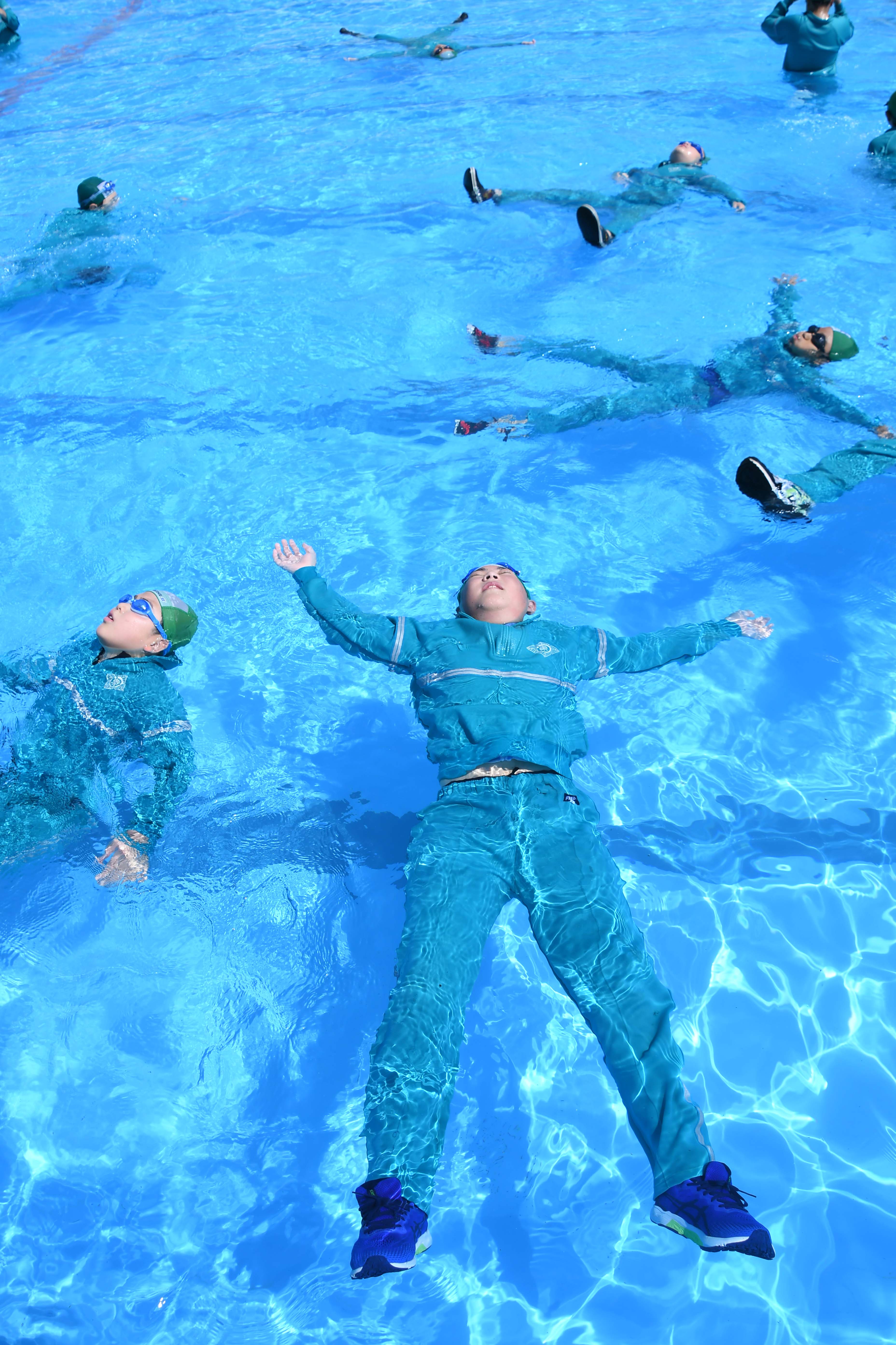 水に上手に浮く児童2