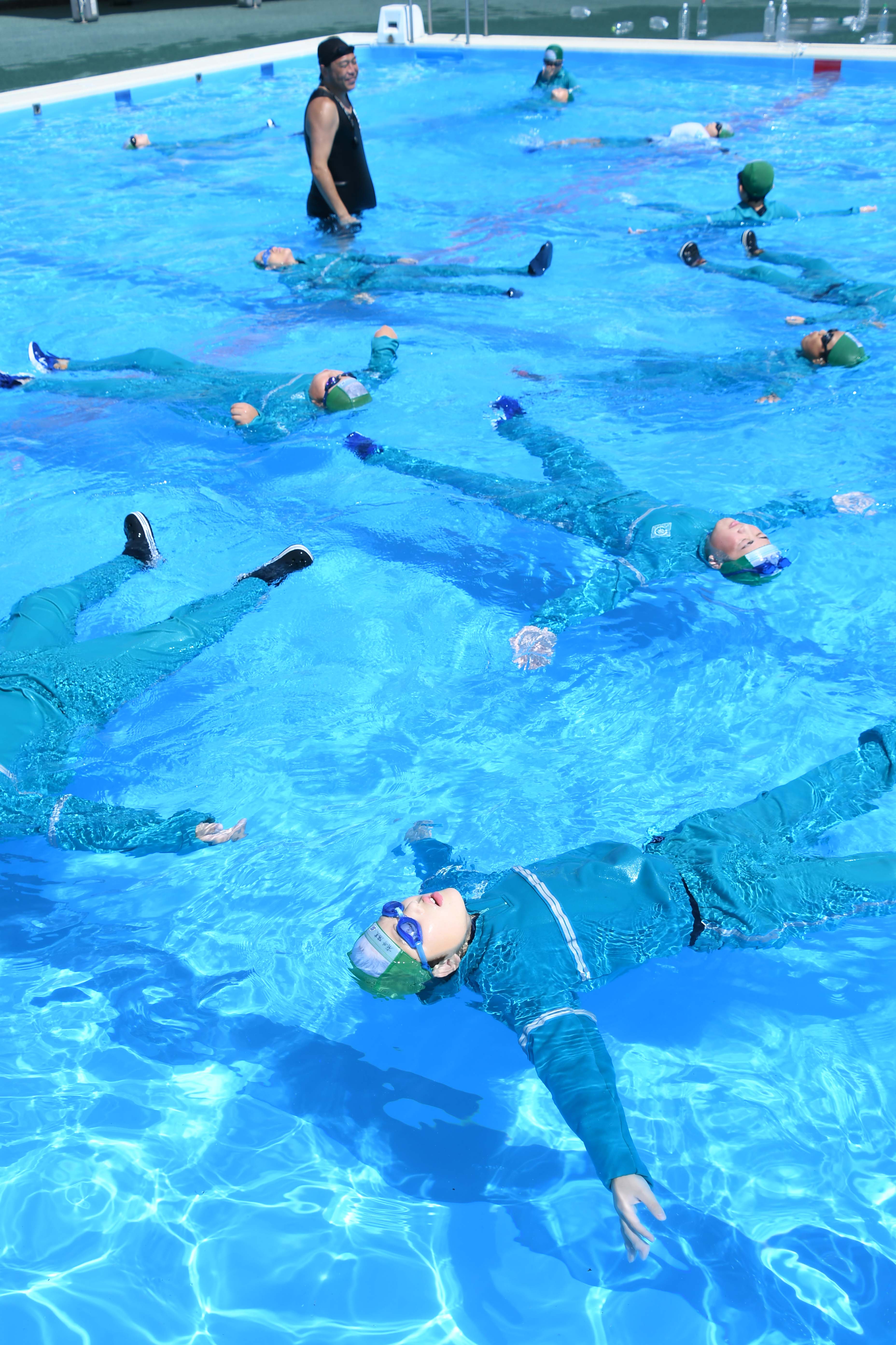 水に上手に浮く児童3