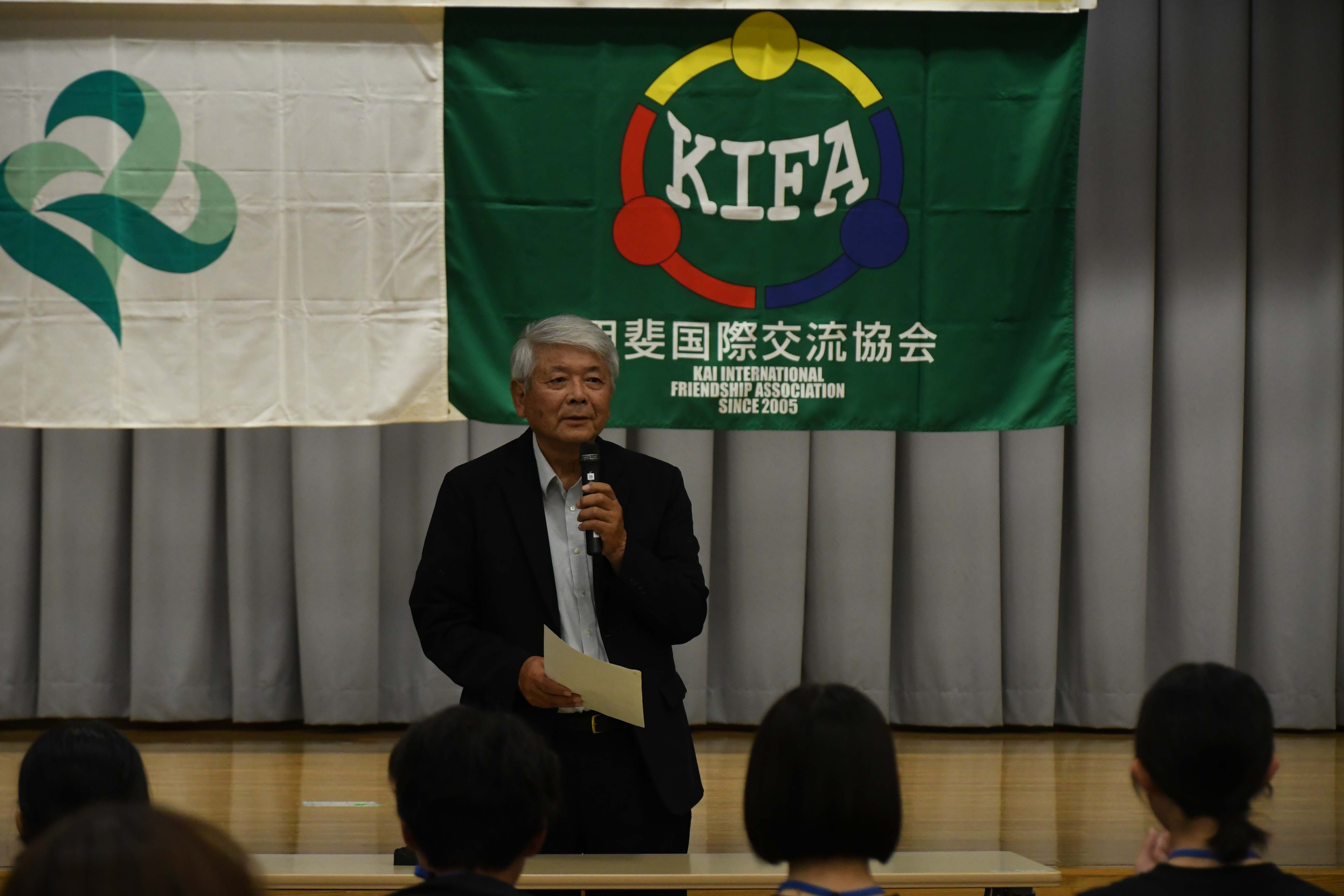 あいさつをする会長