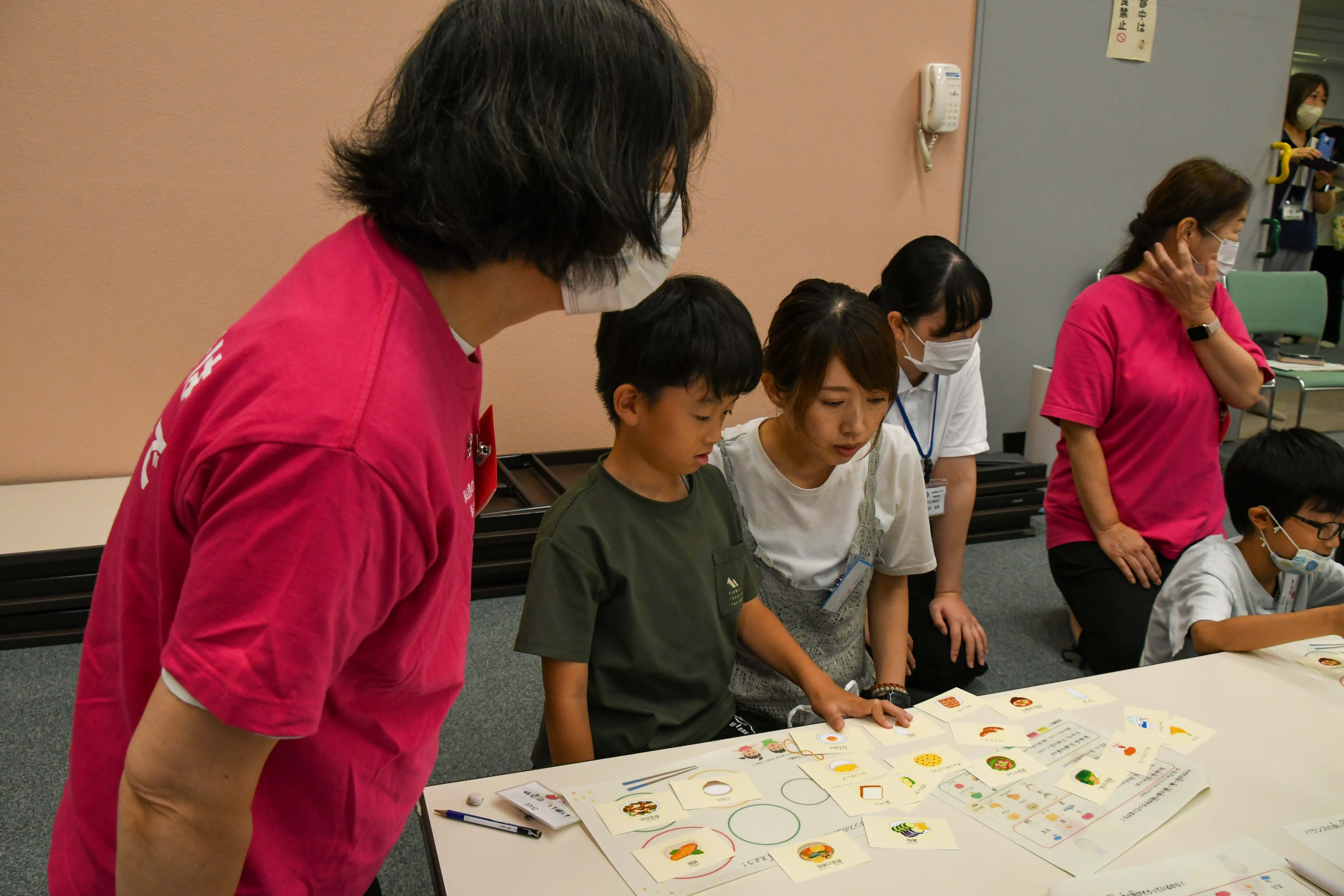 カードゲーム形式で学ぶ親子