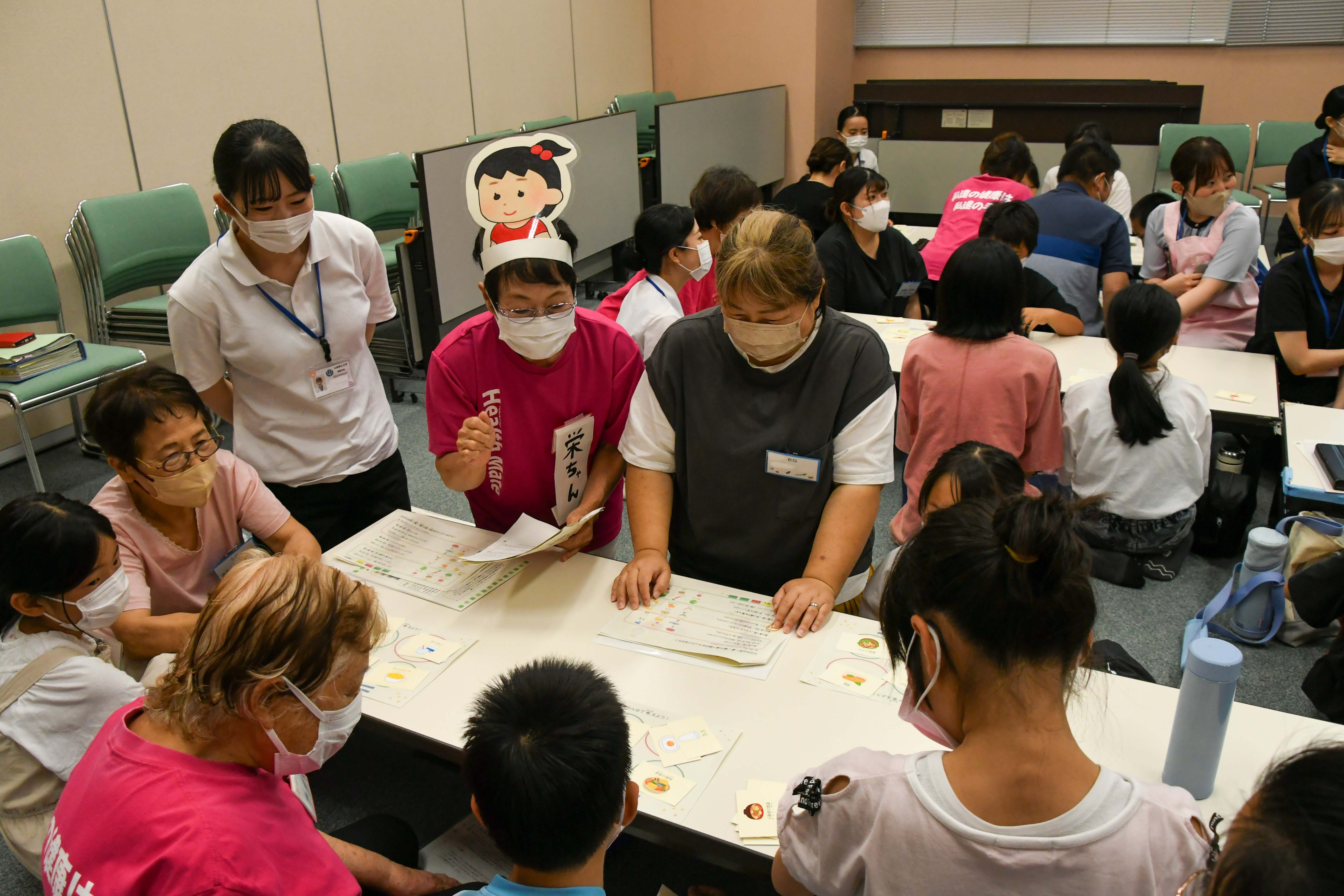 バランスの良い食事について学ぶ参加者たち