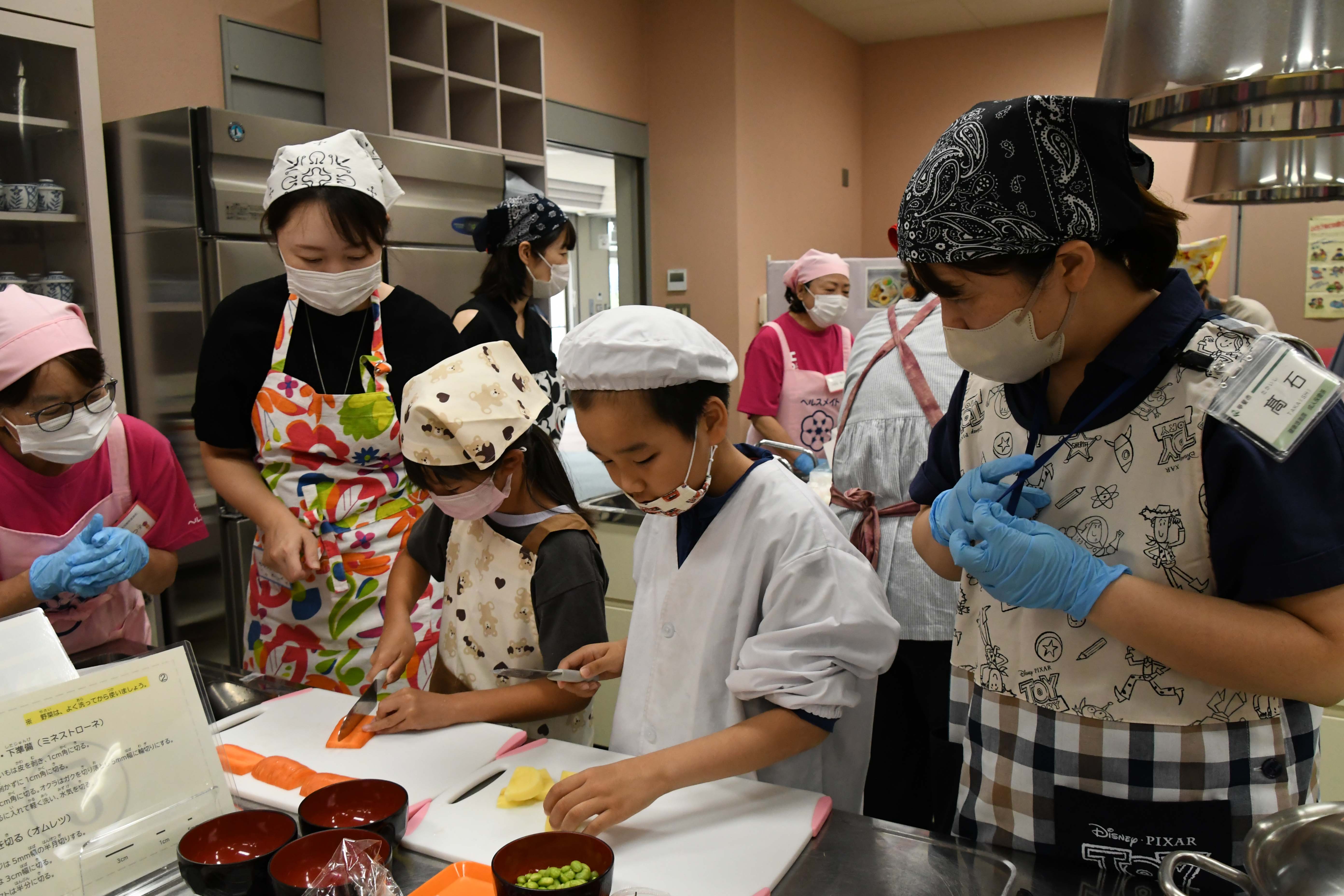 野菜を切る子どもたち