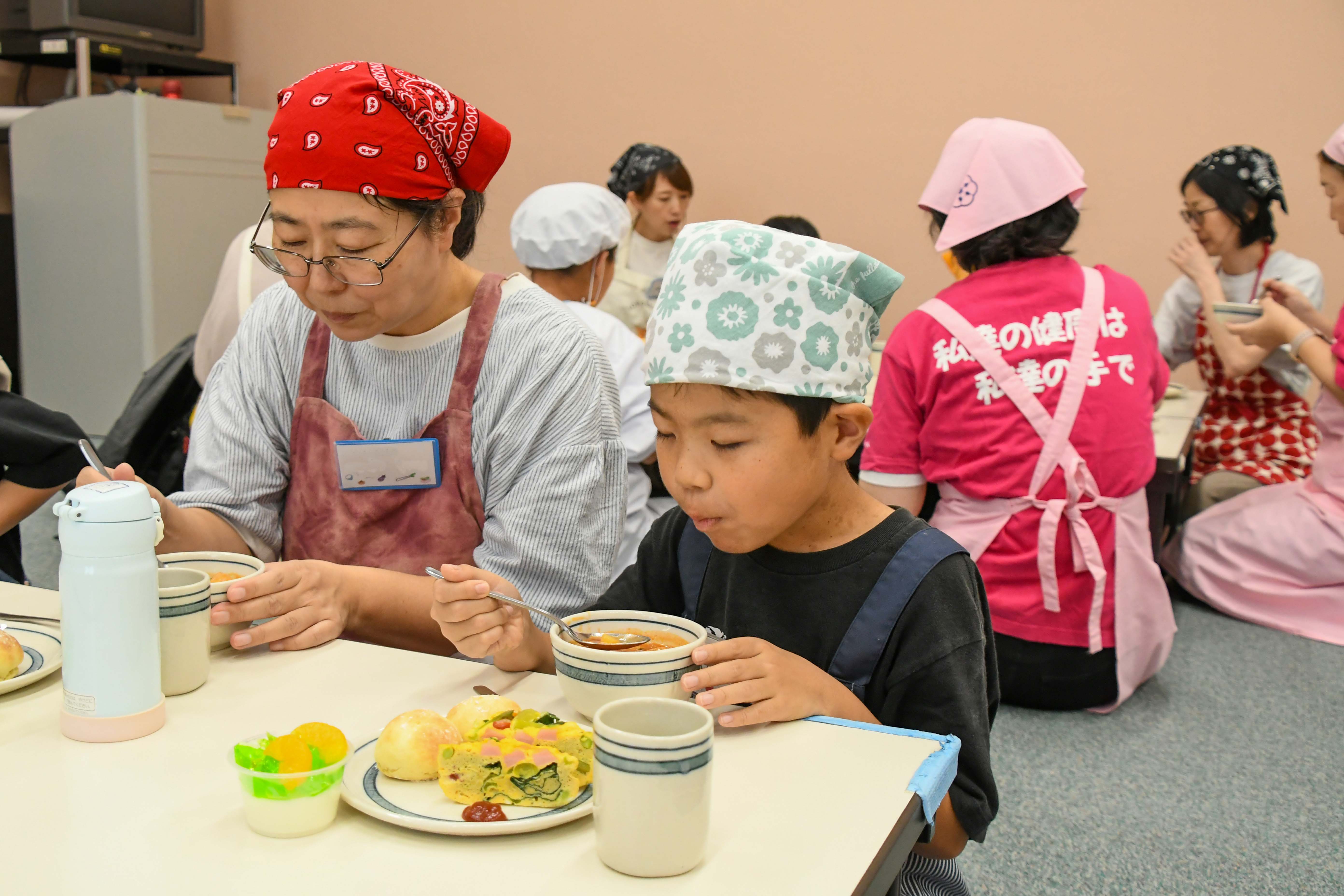 試食をする親子２
