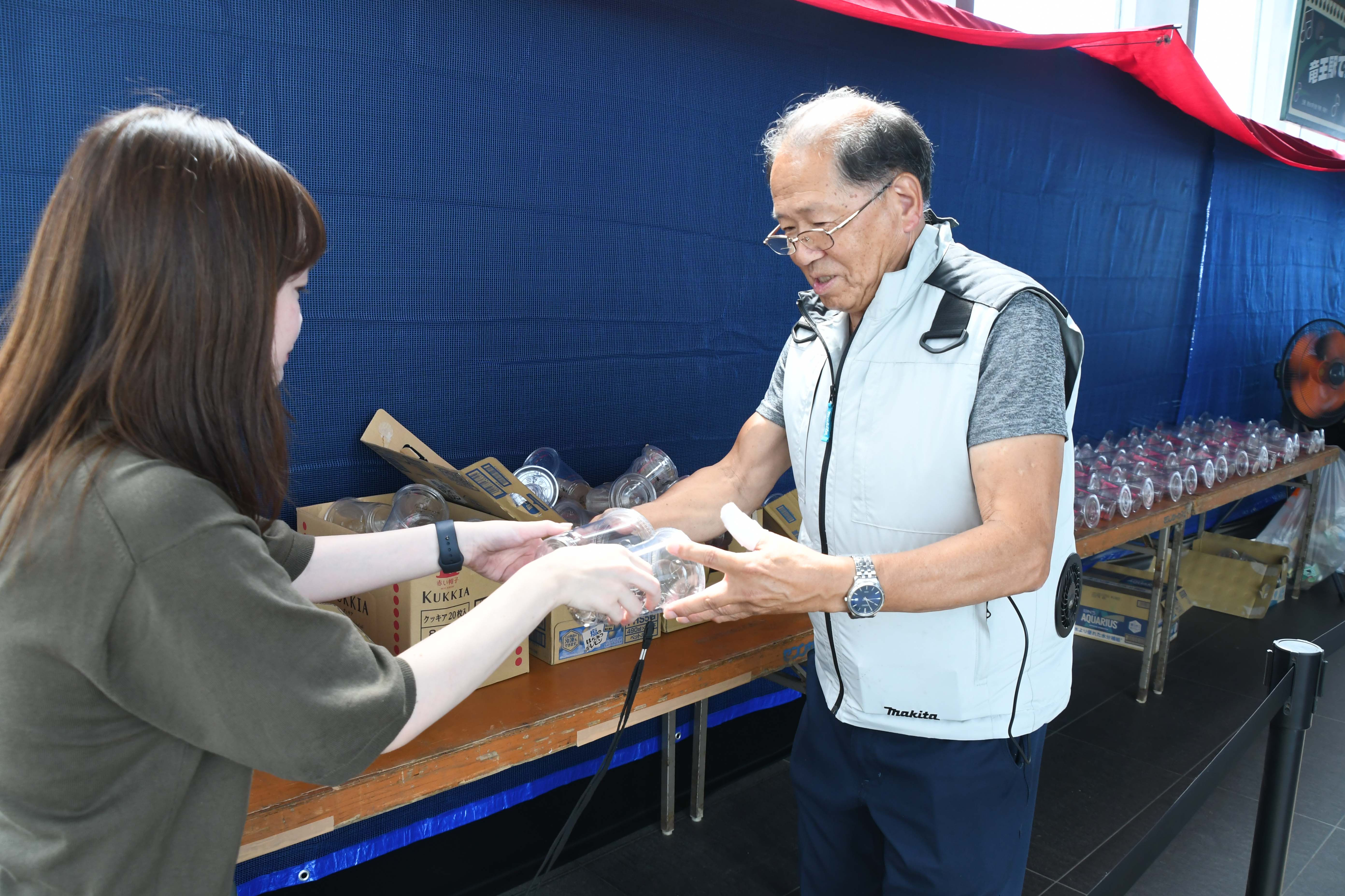 鈴虫を受け取る男性