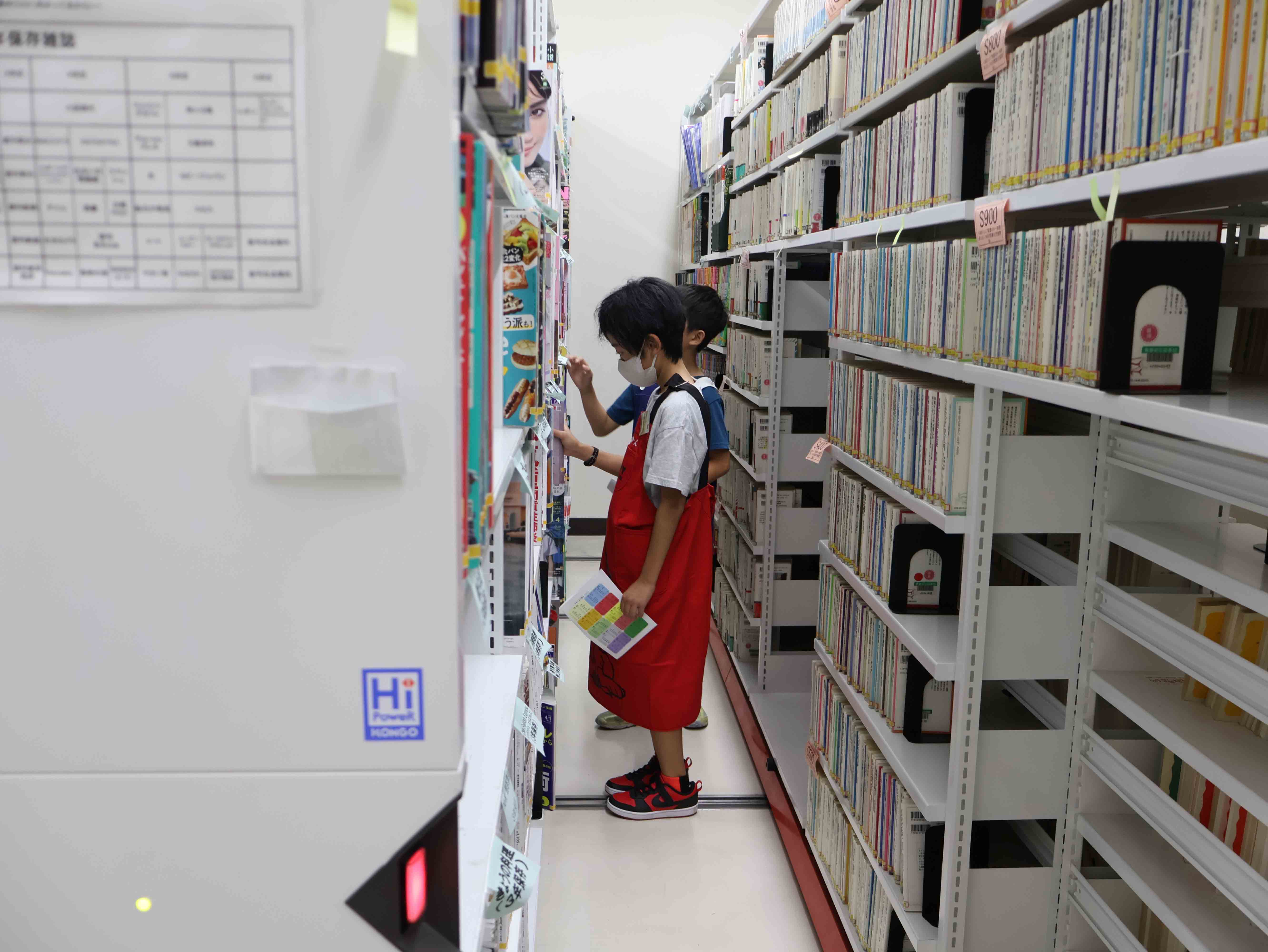 職員に館内を案内される児童2