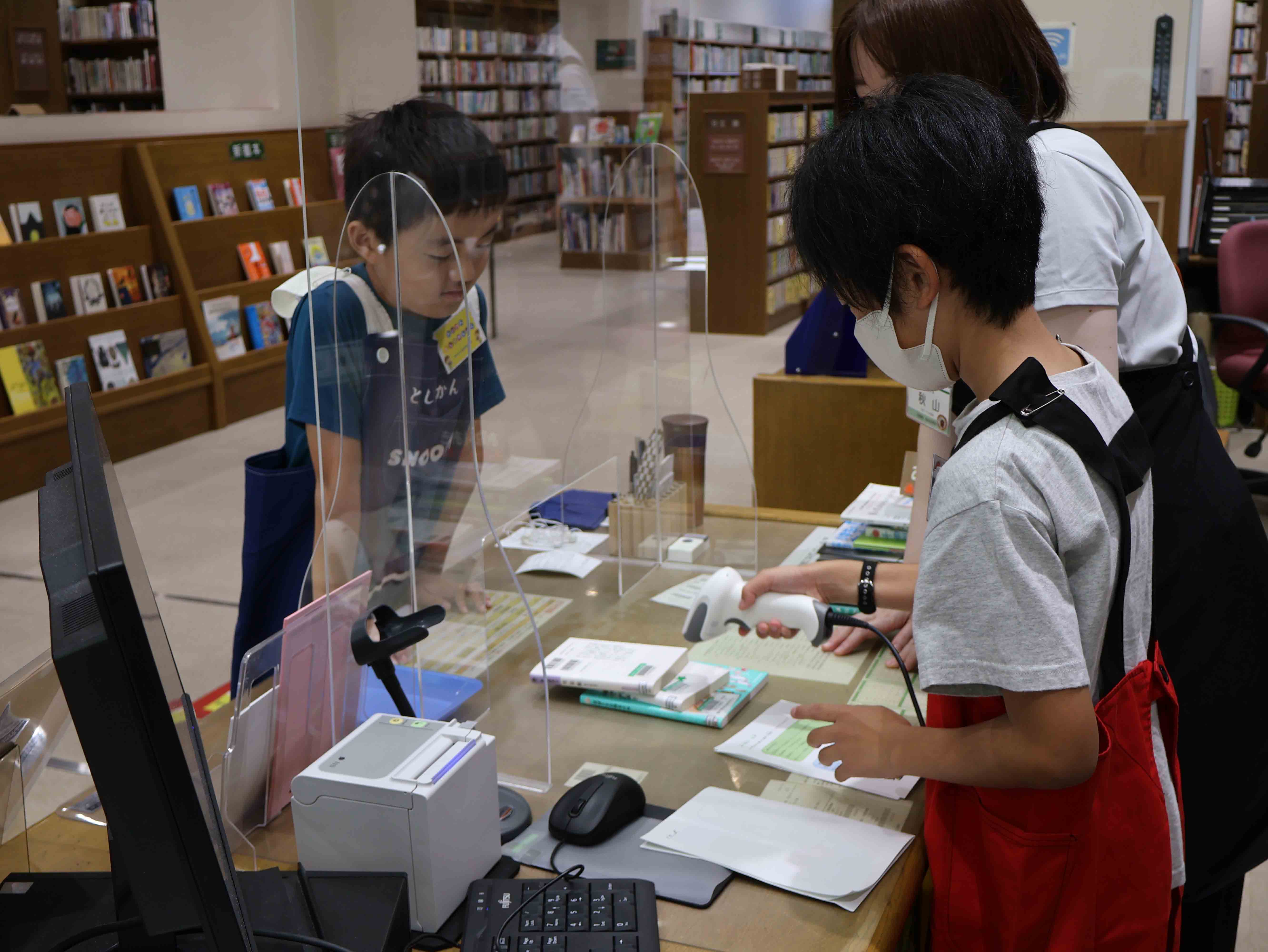 職員に操作を教わる児童2