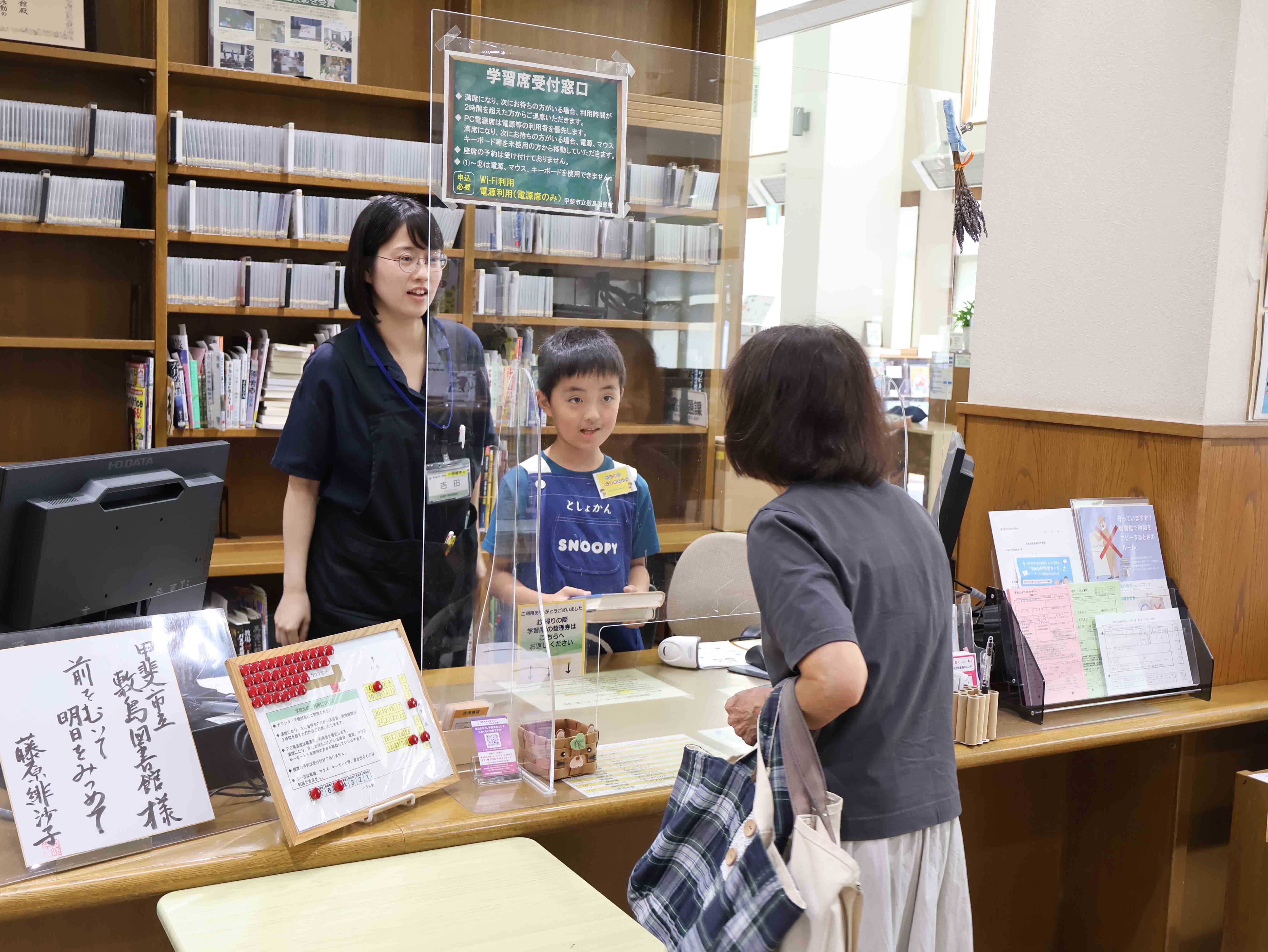 お客さんを接客する児童１
