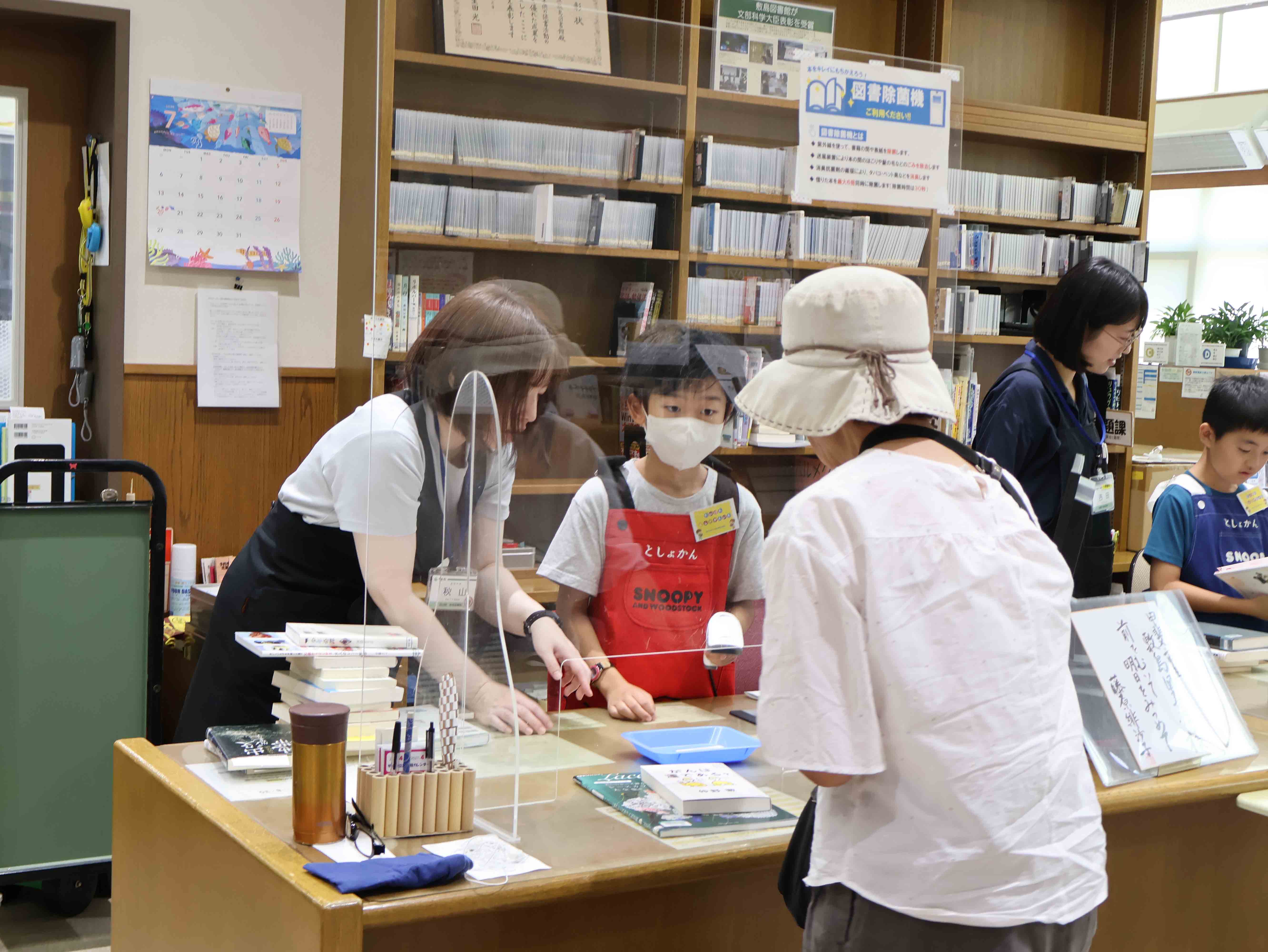 お客さんを接客する児童2