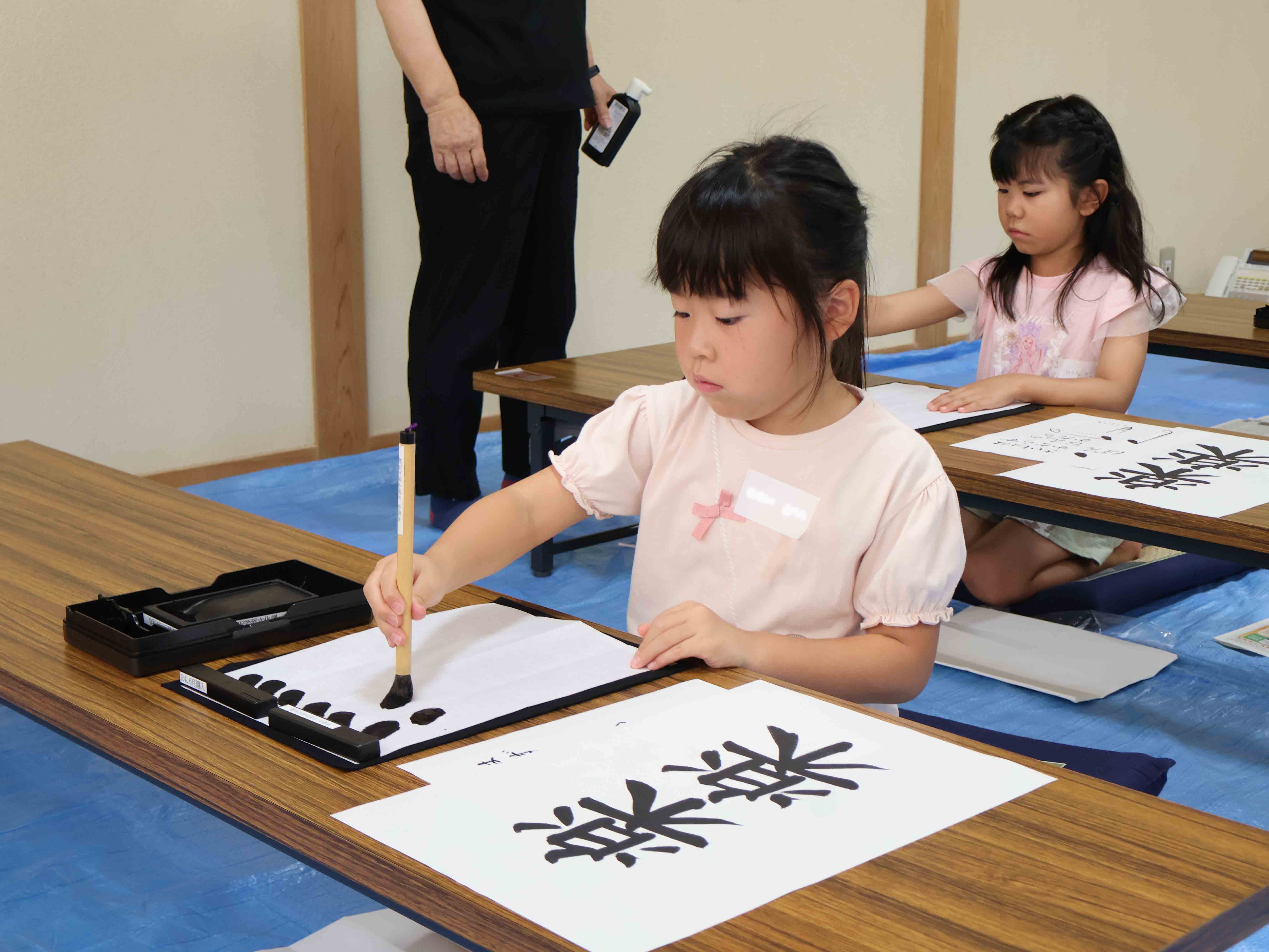 書道をする児童1