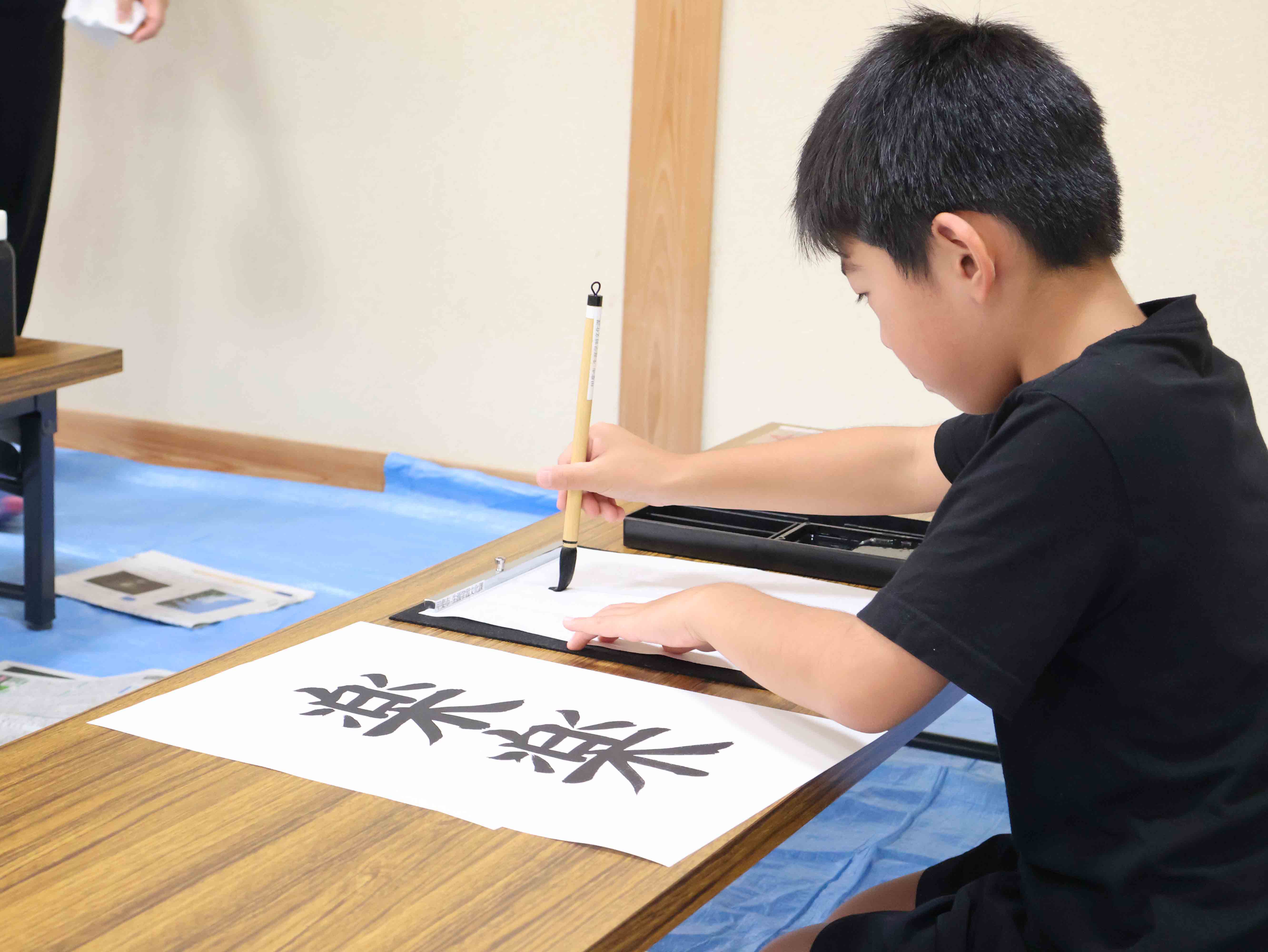 書道をする児童３