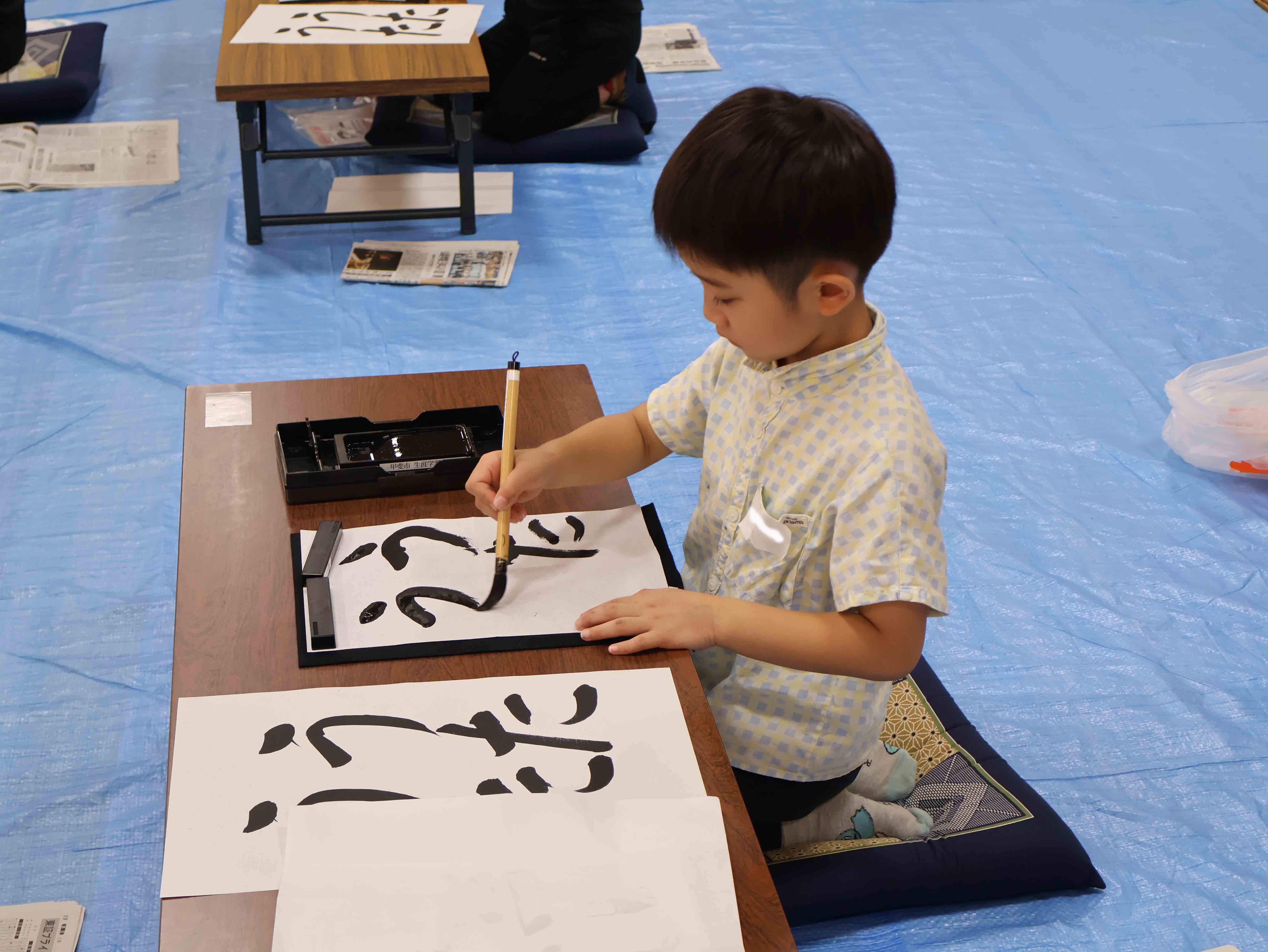 書道をする児童４