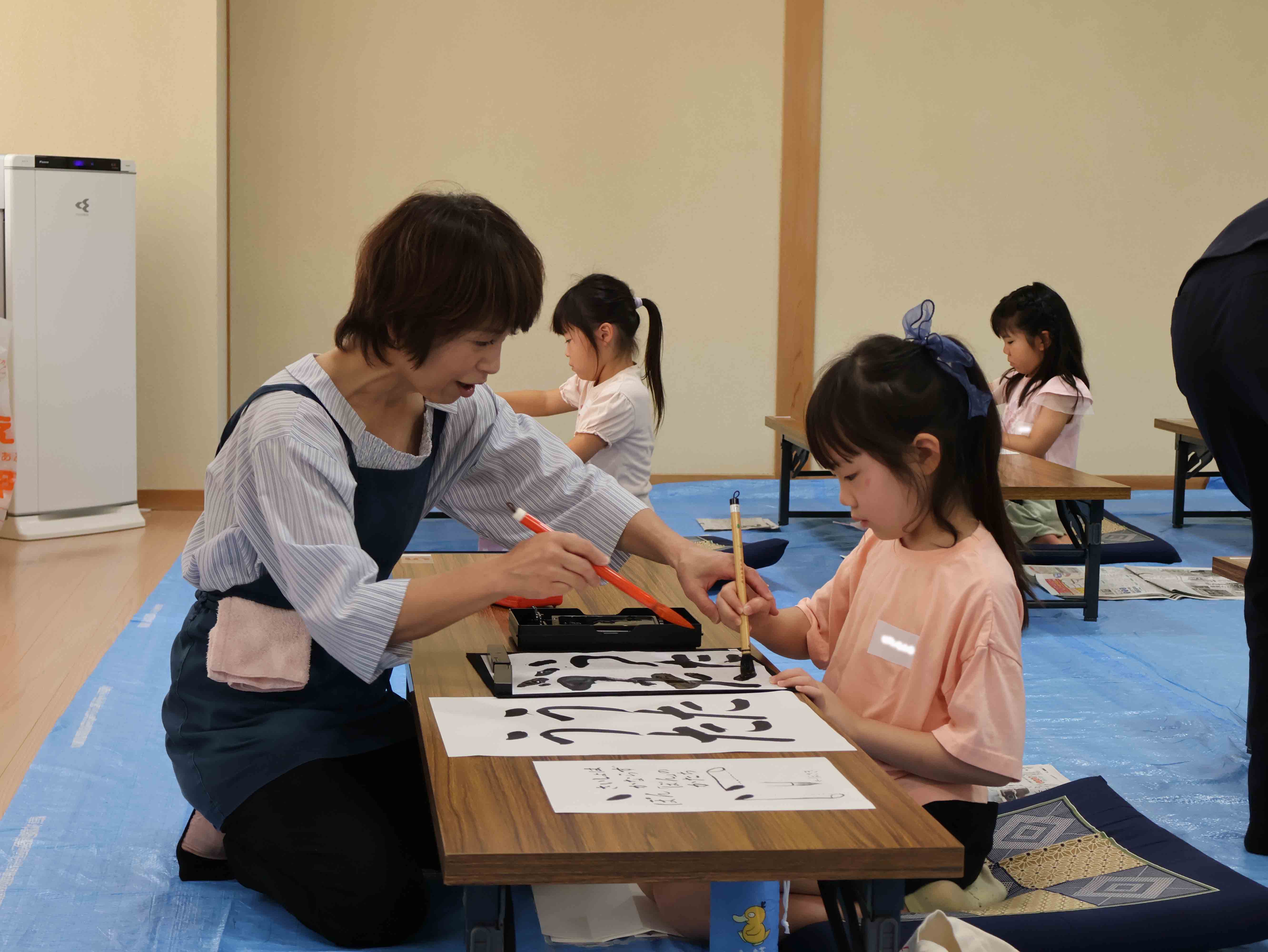 講師の指導を受ける児童1