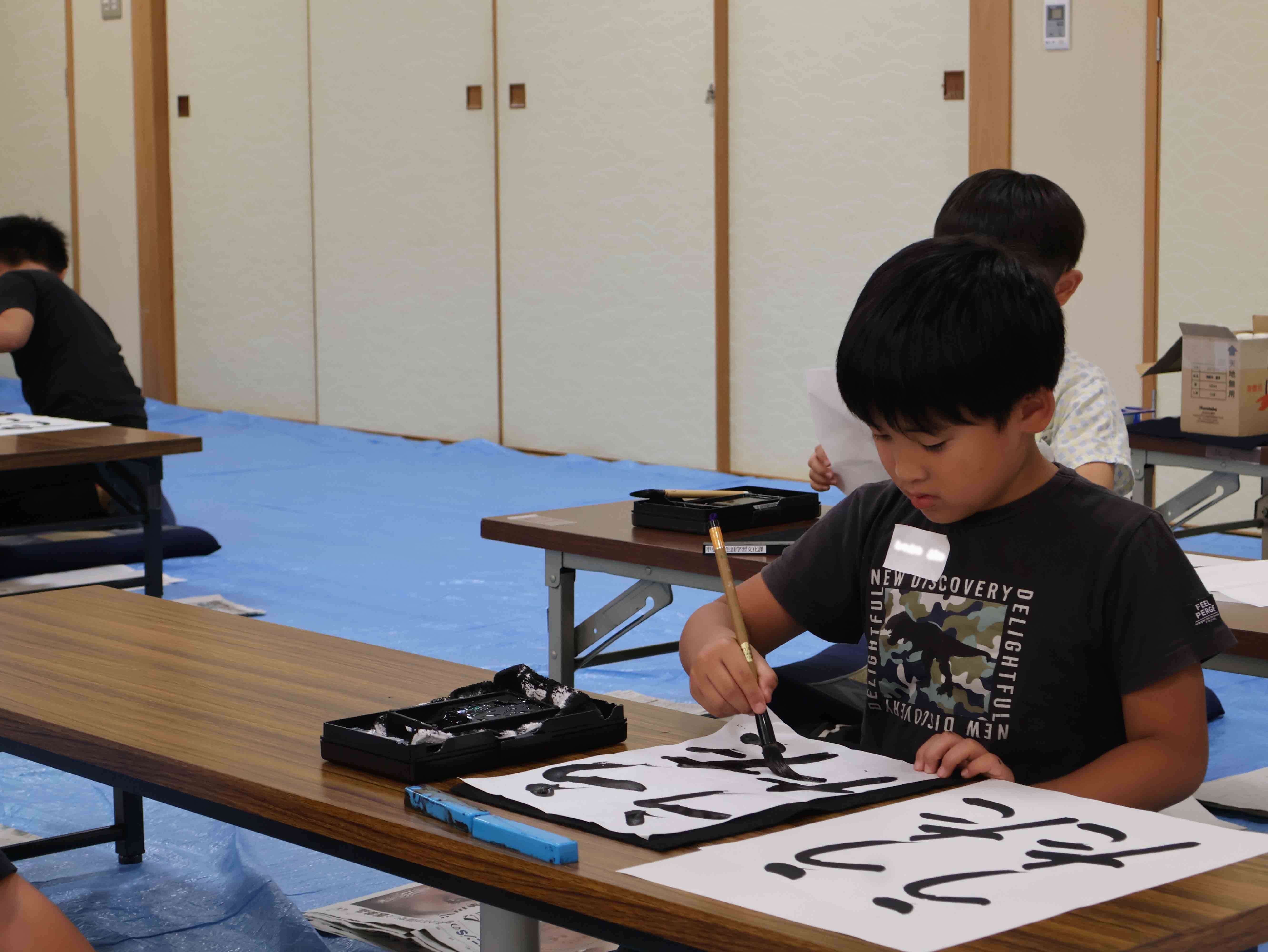書道をする生徒６
