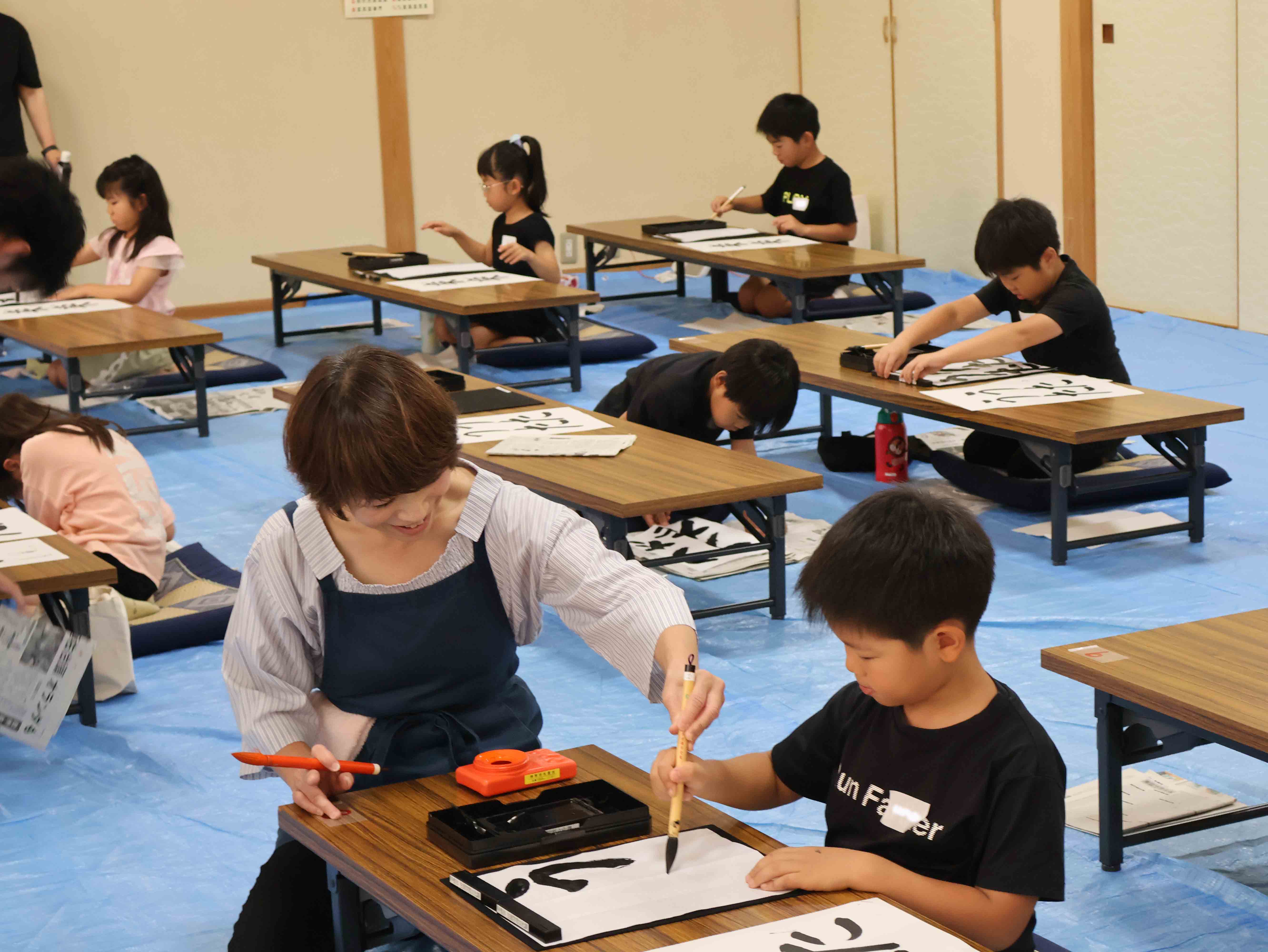 講師の指導を受ける児童2