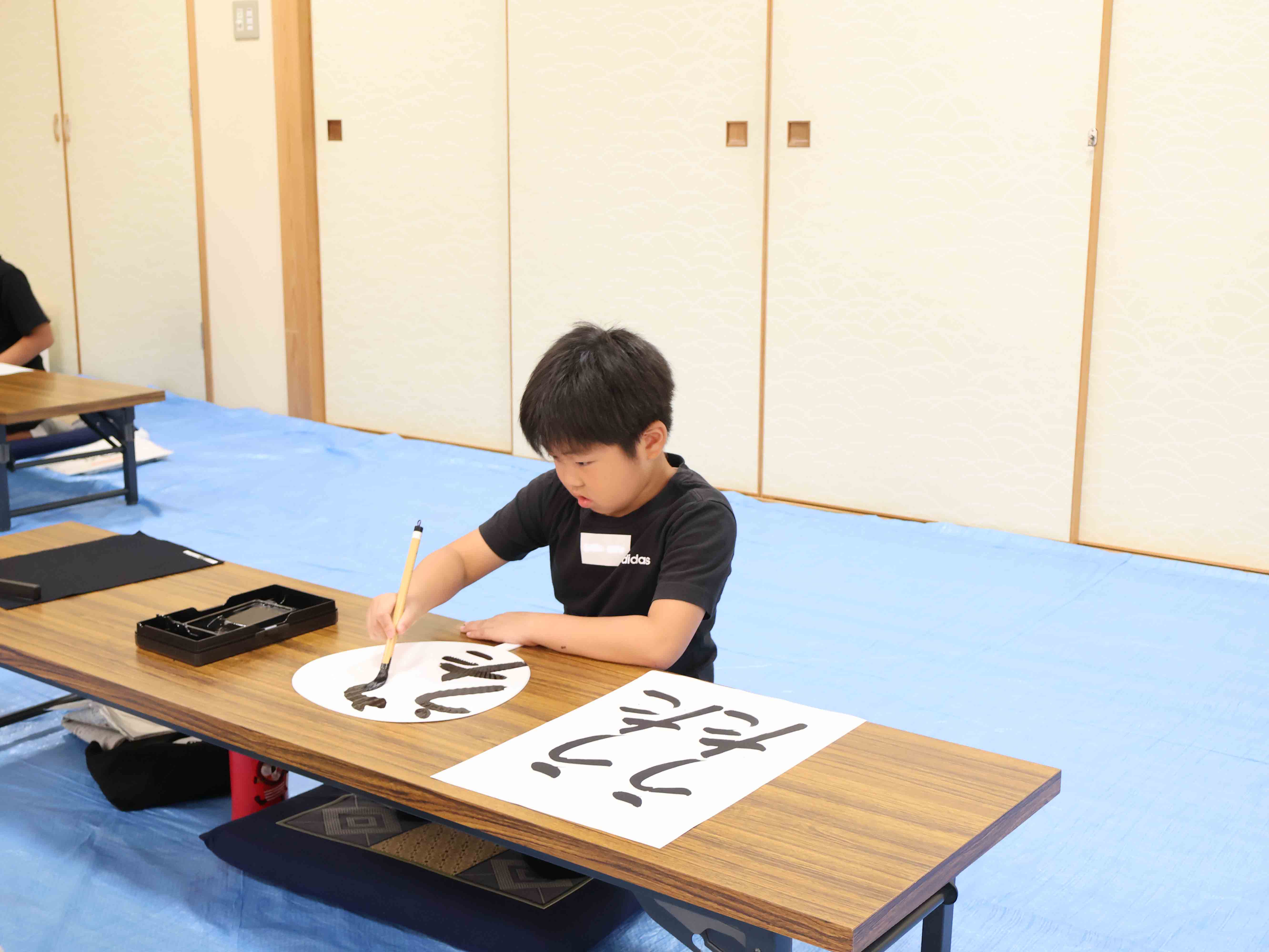書道をする生徒７