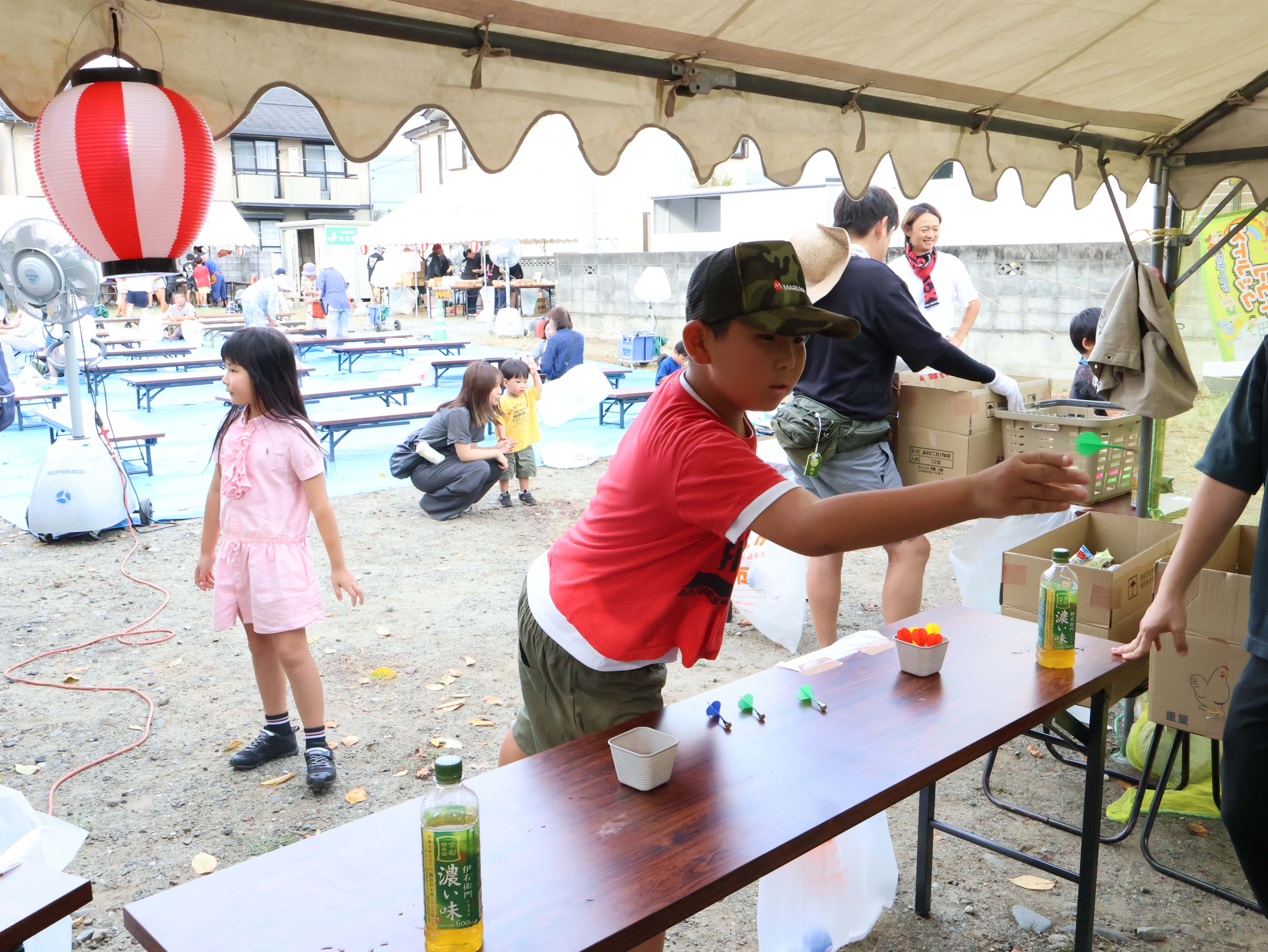 ダーツをする子ども